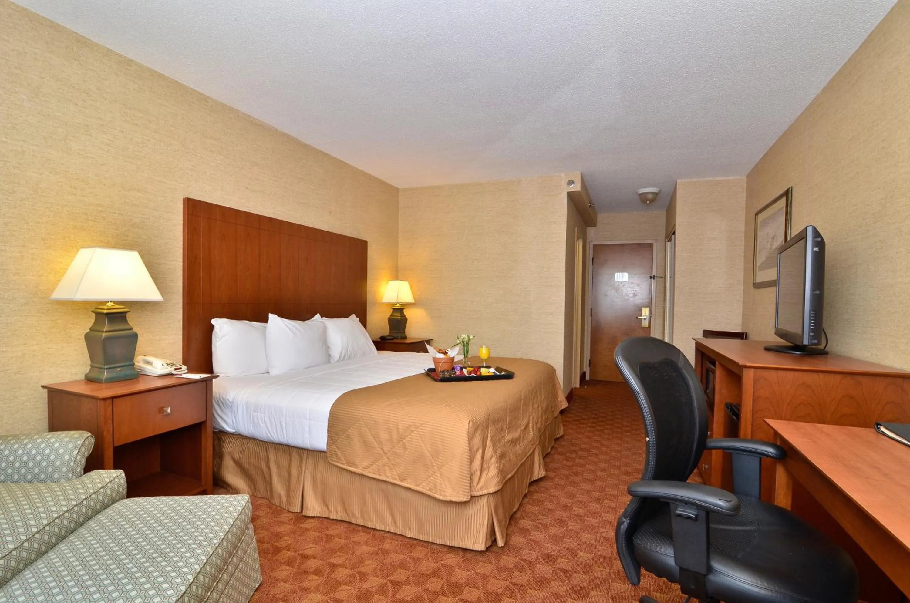 Photo of the whole room, Bed in Clarion Hotel Portland Airport ME