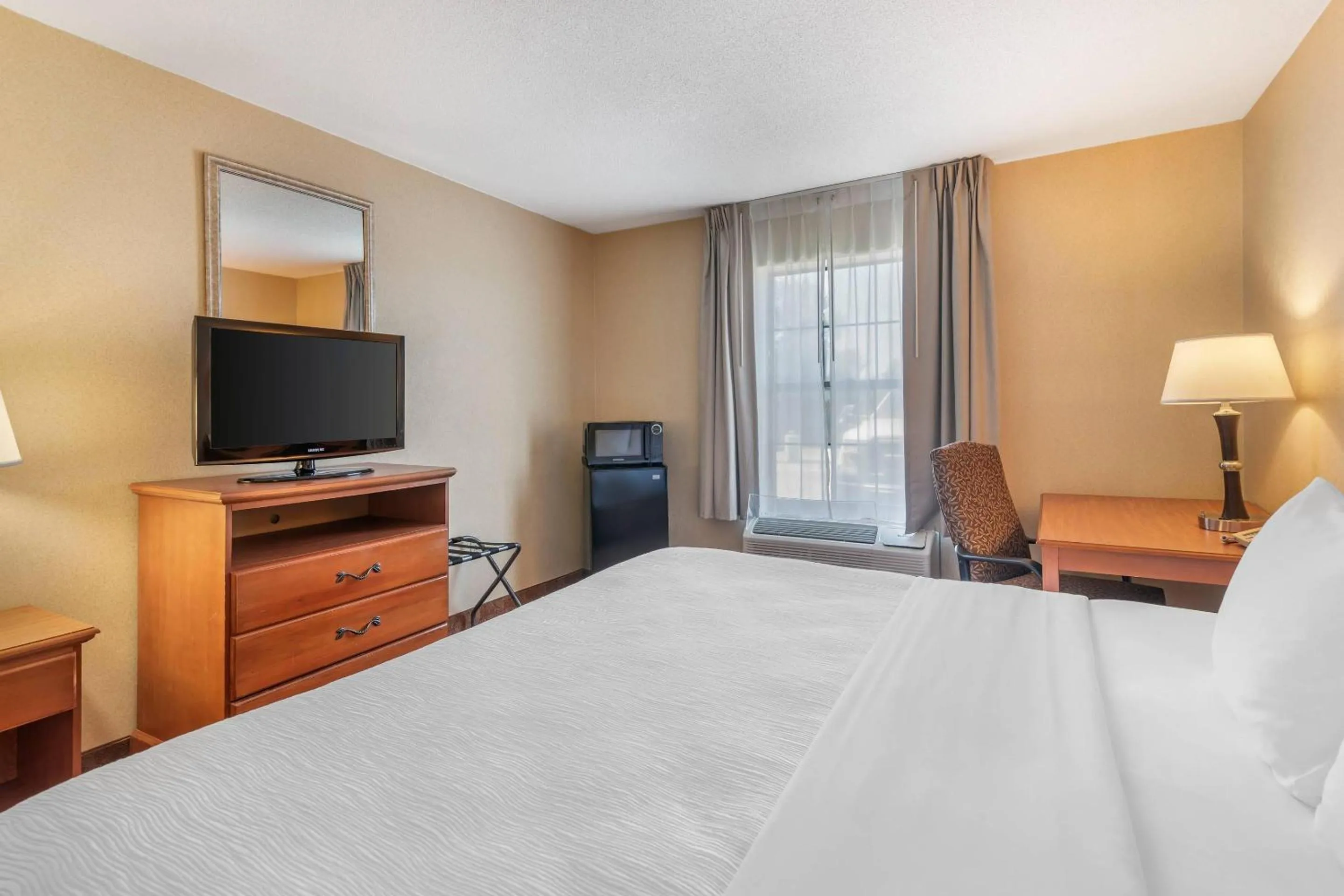 Bedroom, Bed in Quality Inn at Bangor Mall