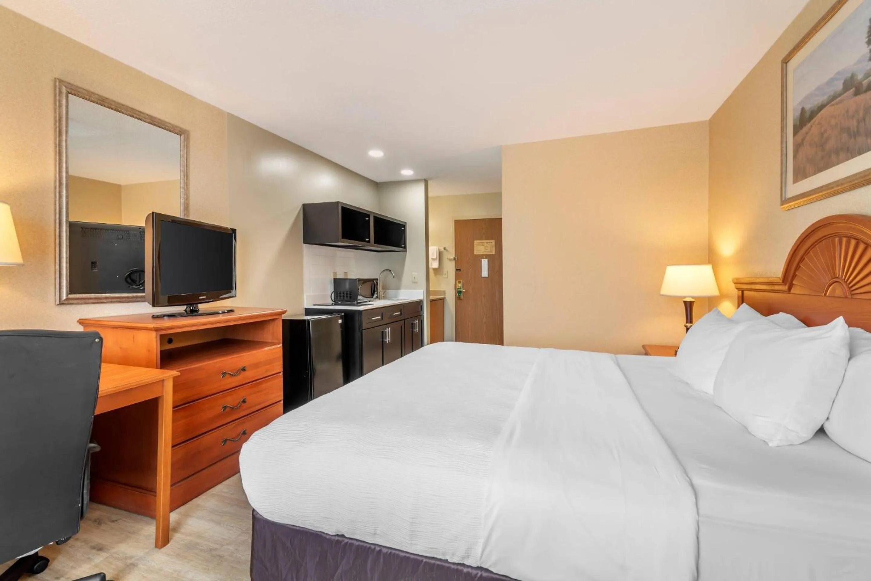 Bedroom, Bed in Quality Inn at Bangor Mall