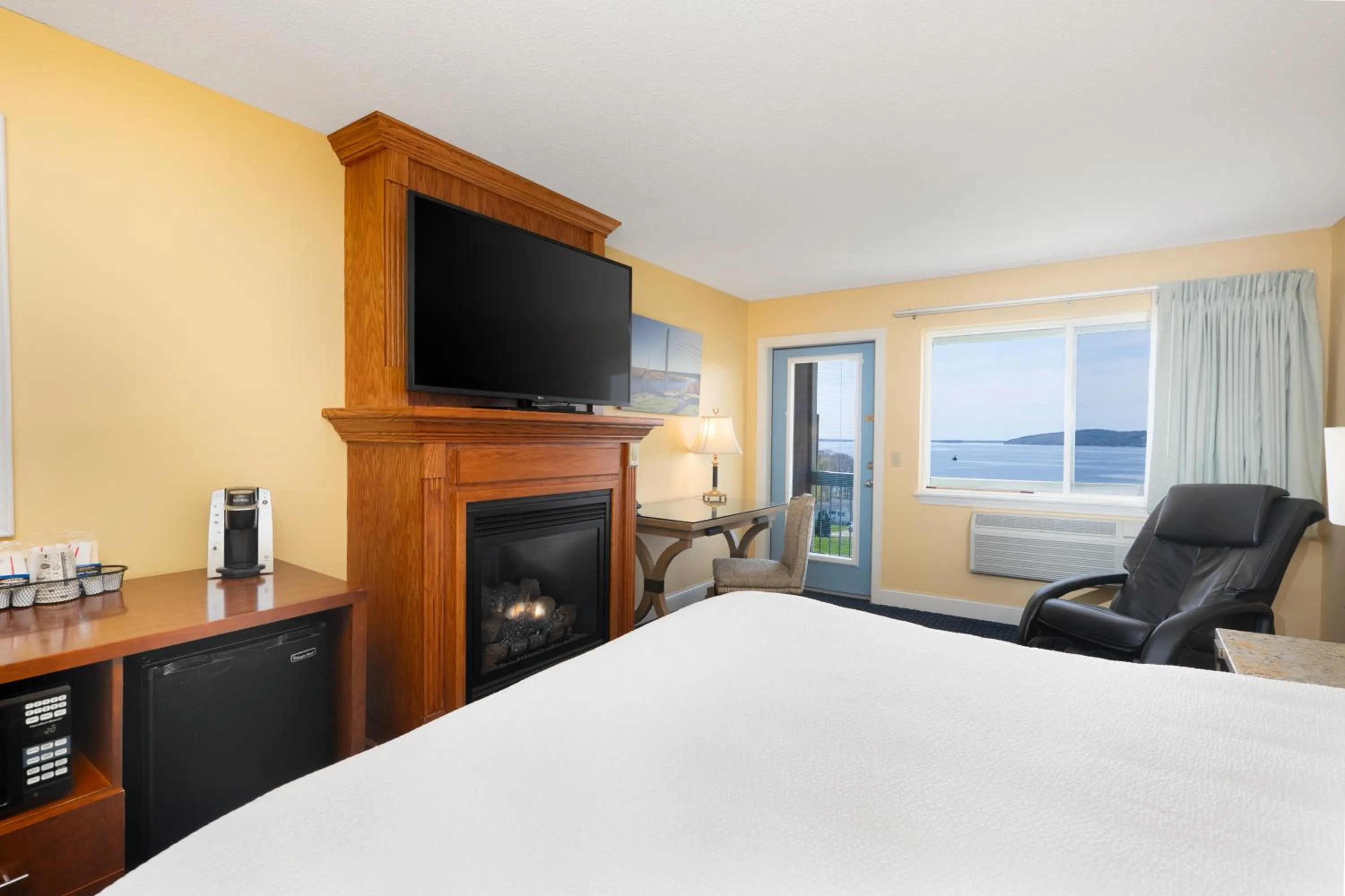 Bedroom, Bed in Fireside Inn, Ocean's Edge