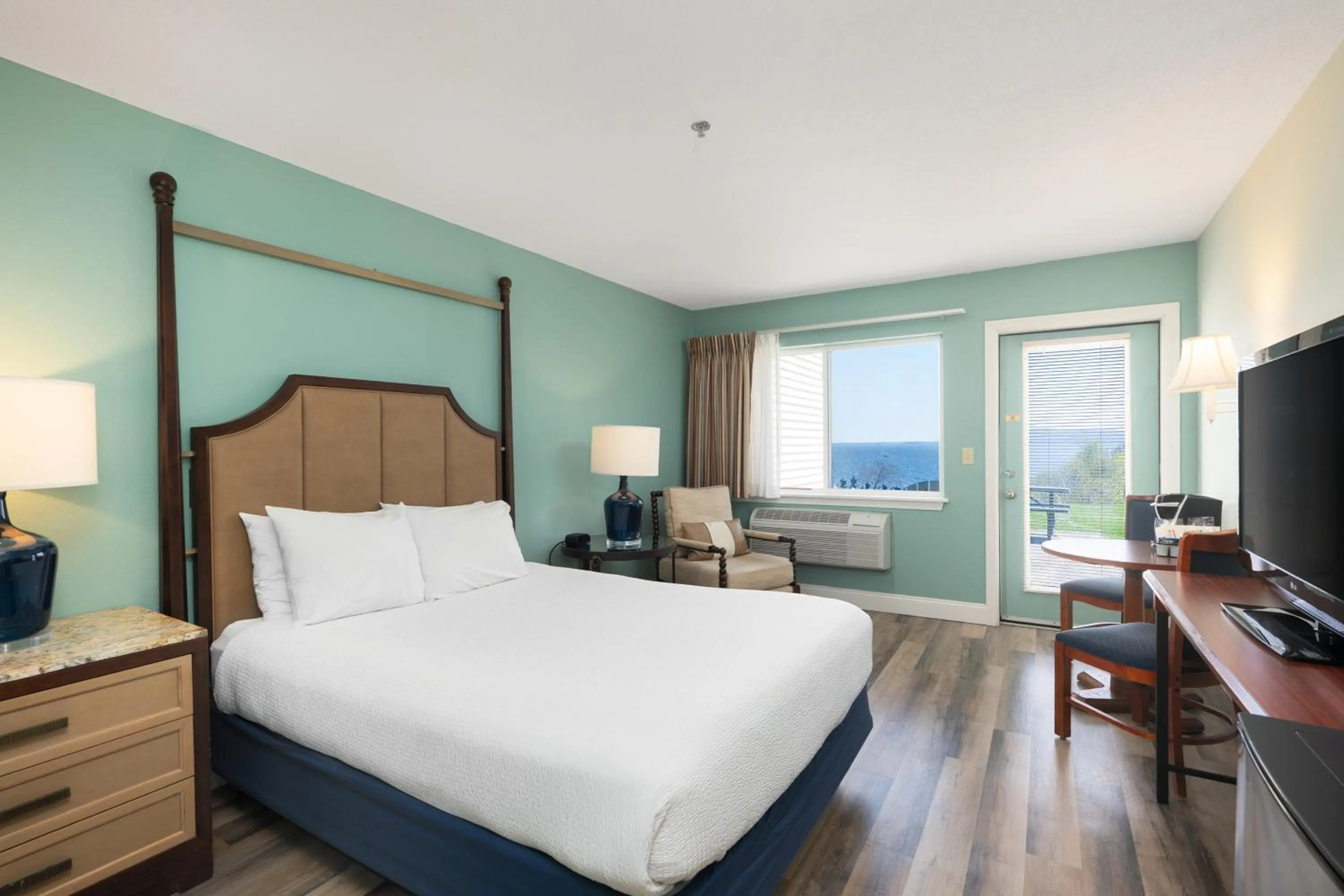 Bedroom, Bed in Fireside Inn, Ocean's Edge