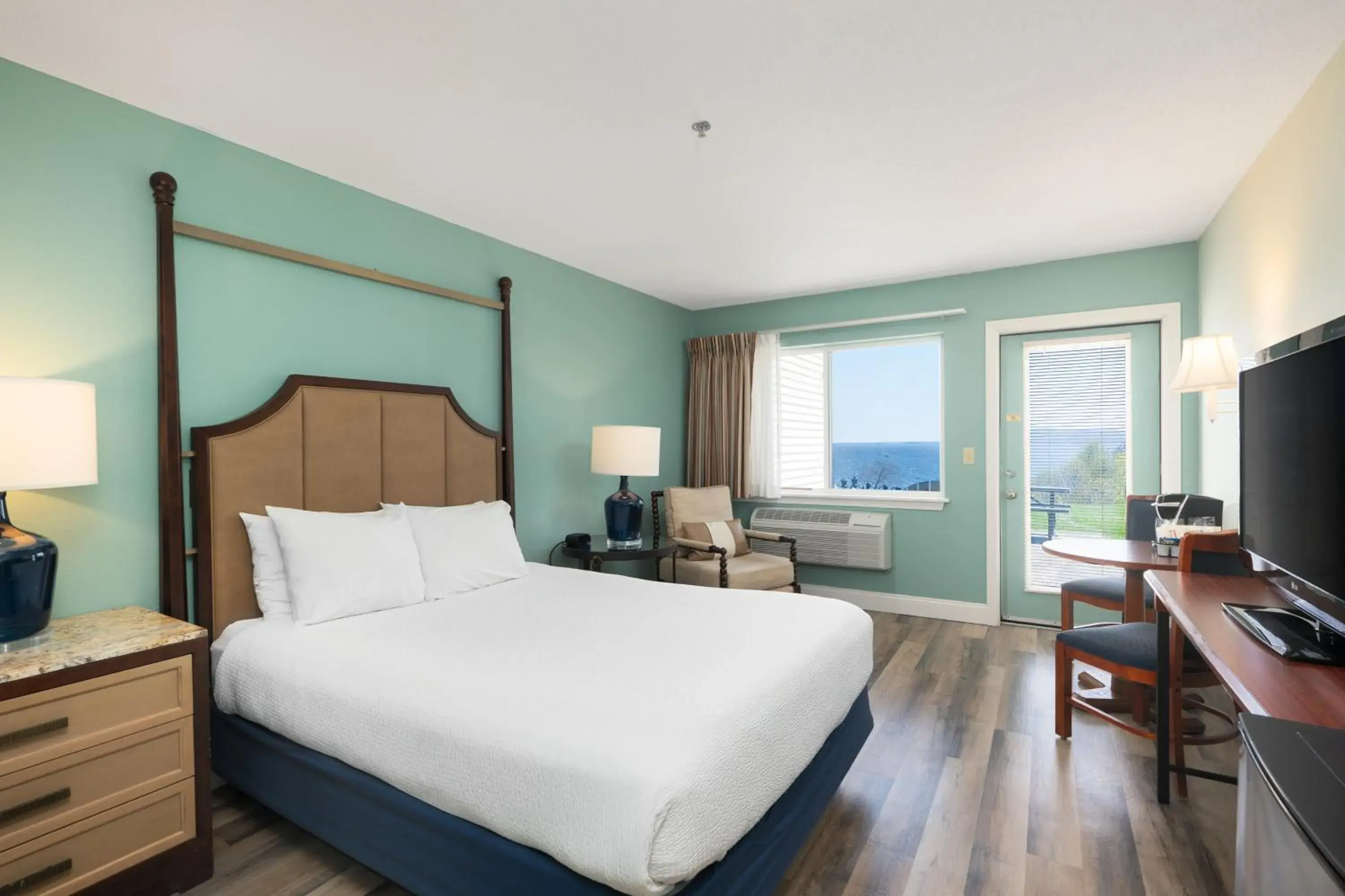 Queen Room - Disability Access in Fireside Inn, Ocean's Edge Queen Room - Disability Access in Fireside Inn, Ocean's Edge