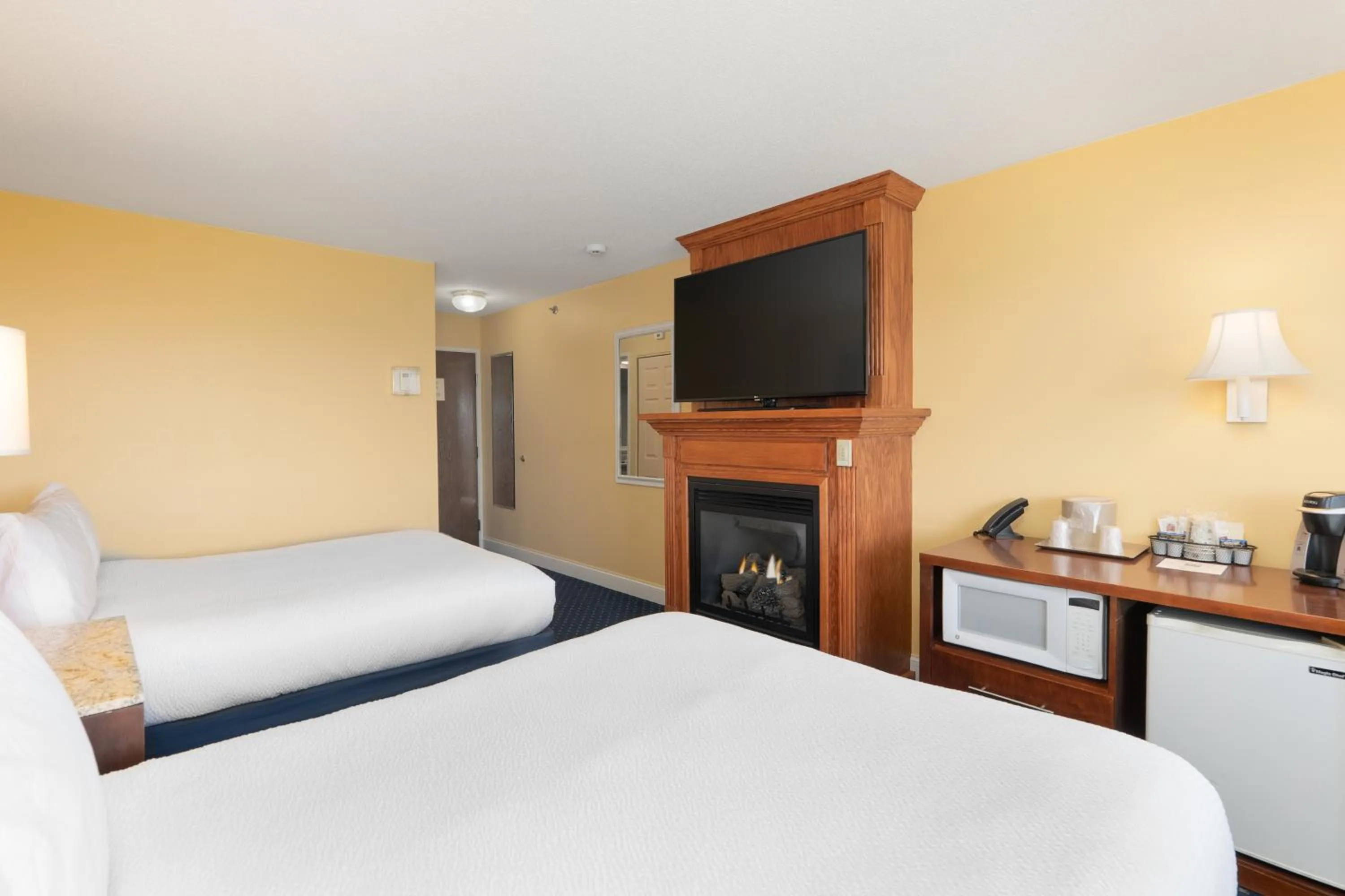 Bedroom, Bed in Fireside Inn, Ocean's Edge