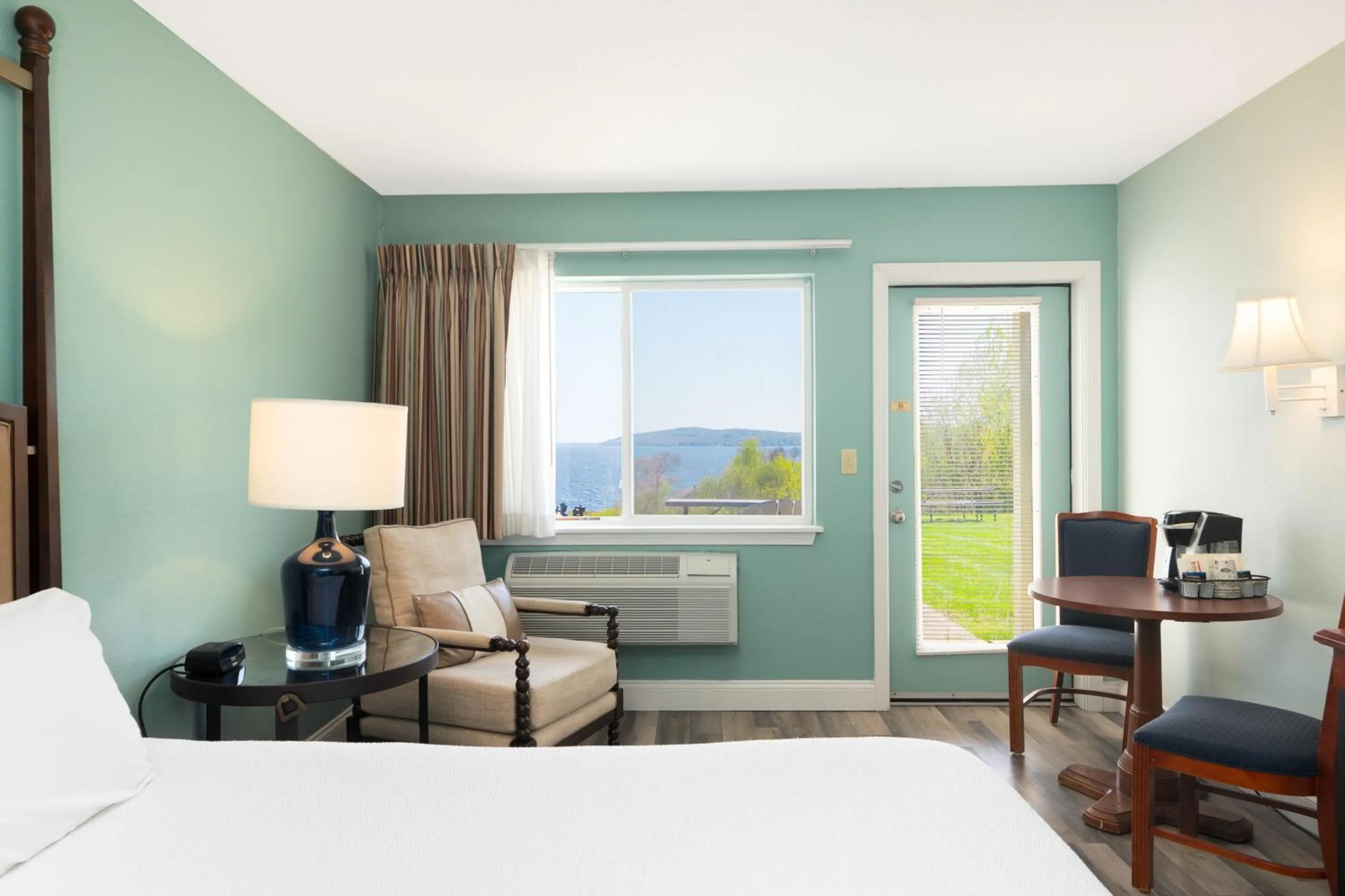 Bedroom, Bed in Fireside Inn, Ocean's Edge