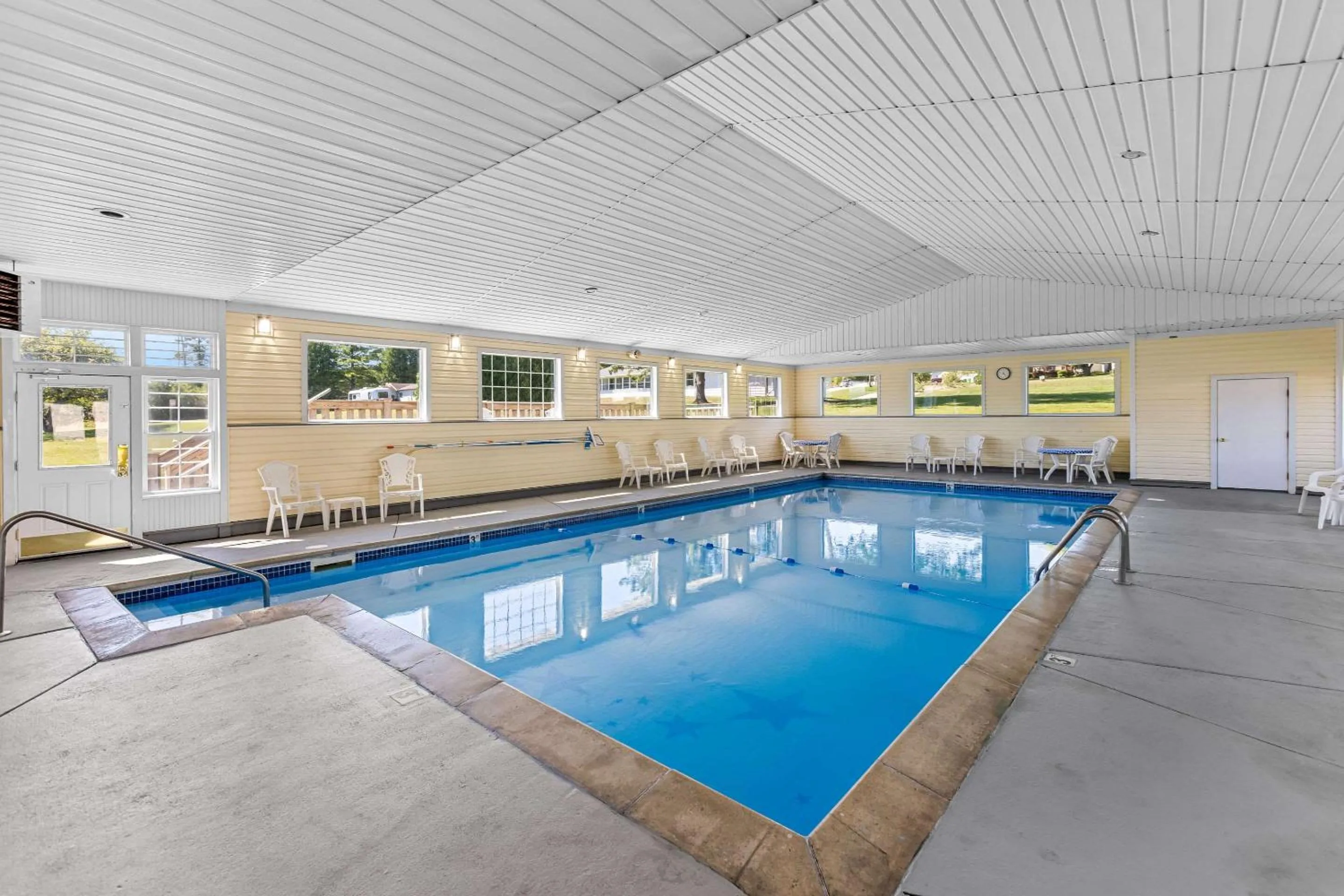 Swimming pool in Quality Inn Lakefront