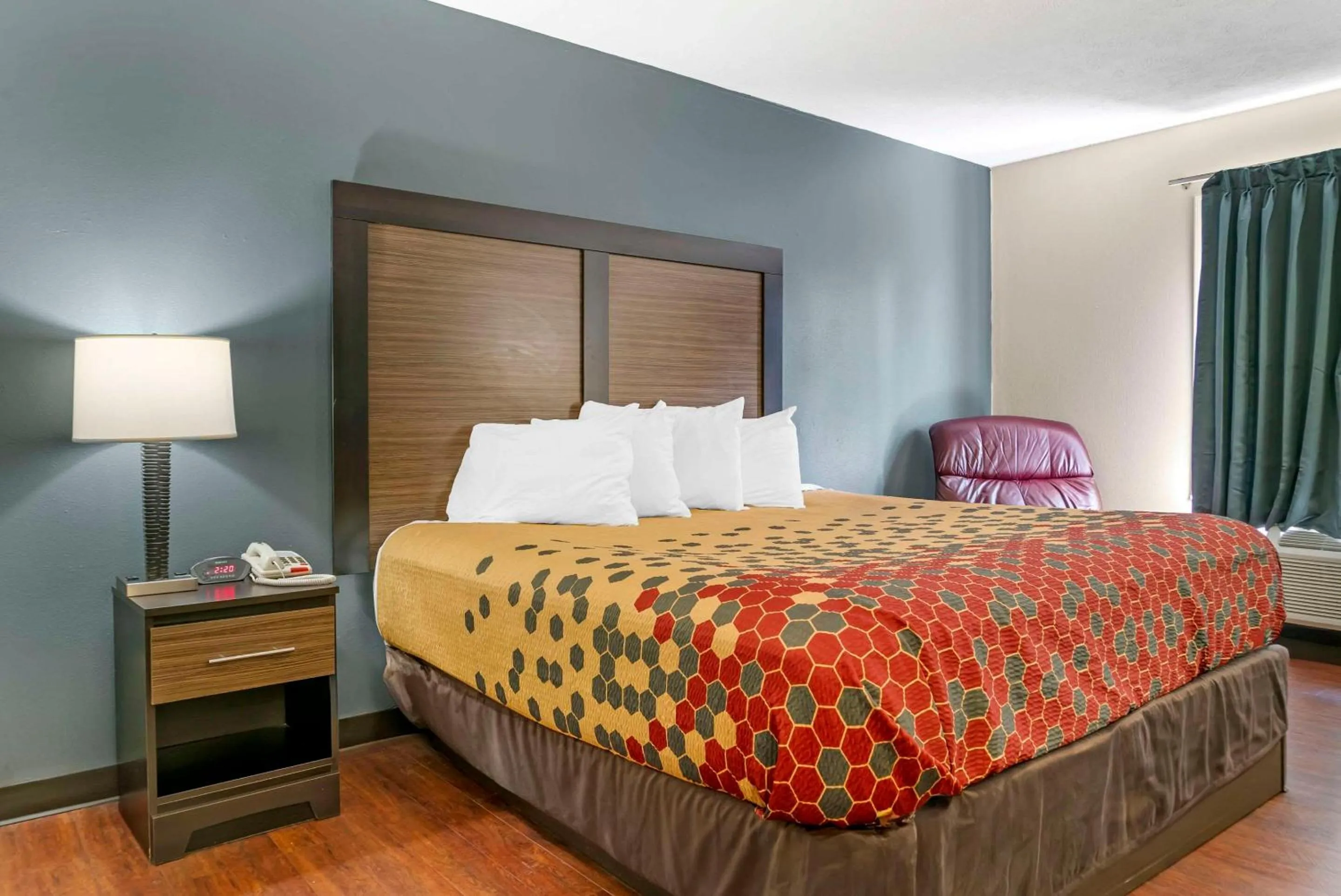 Bedroom, Bed in Econo Lodge Traverse City South