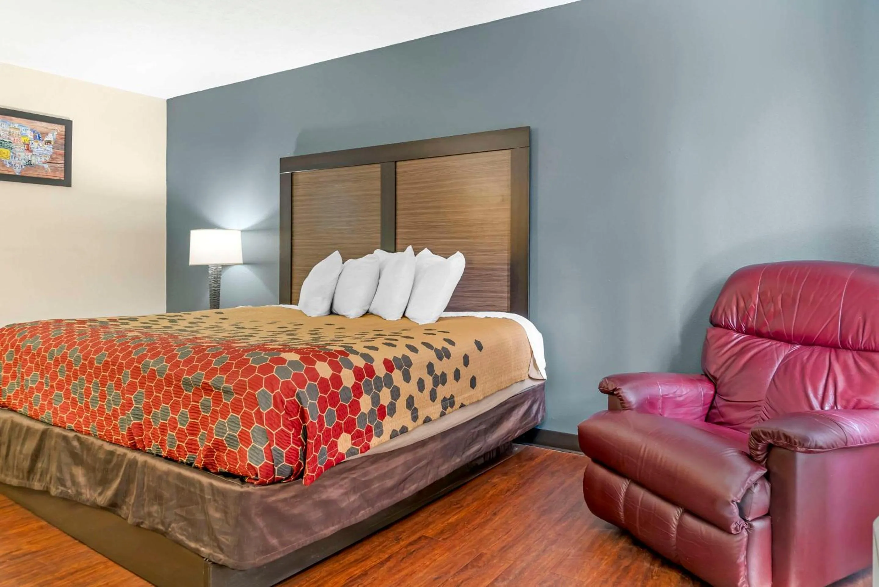 Bedroom, Bed in Econo Lodge Traverse City South