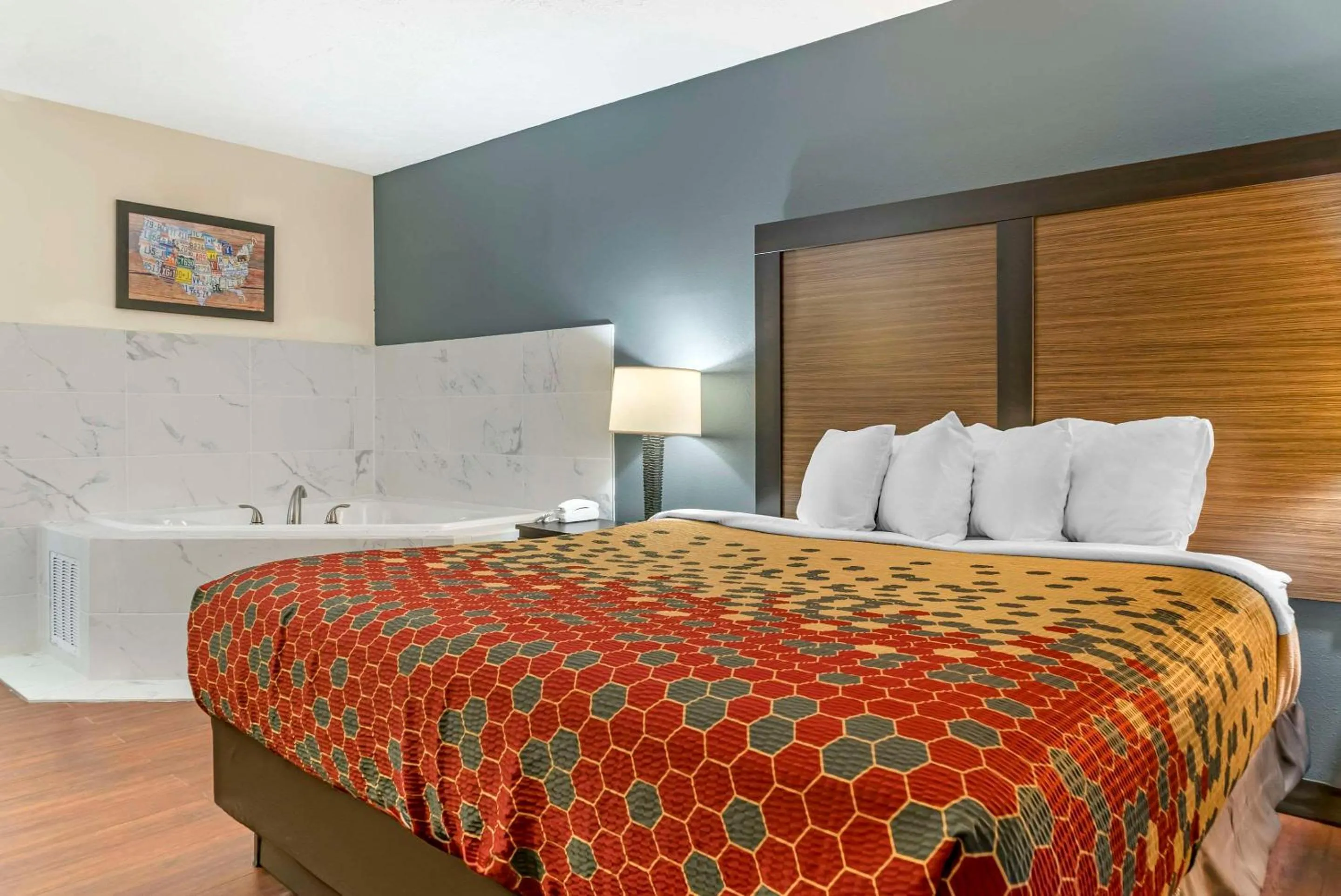 Bedroom, Bed in Econo Lodge Traverse City South