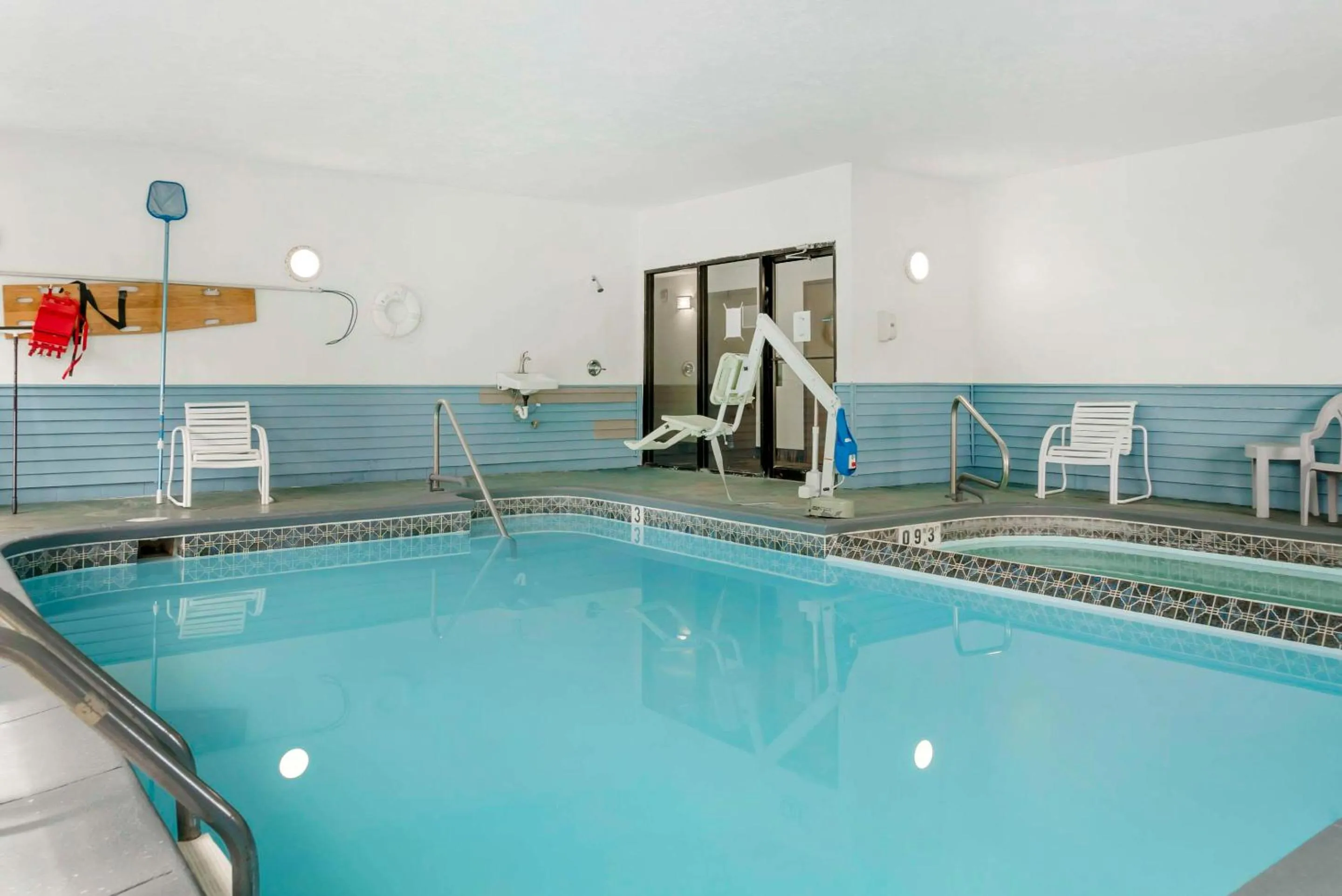 Swimming pool in Econo Lodge Traverse City South