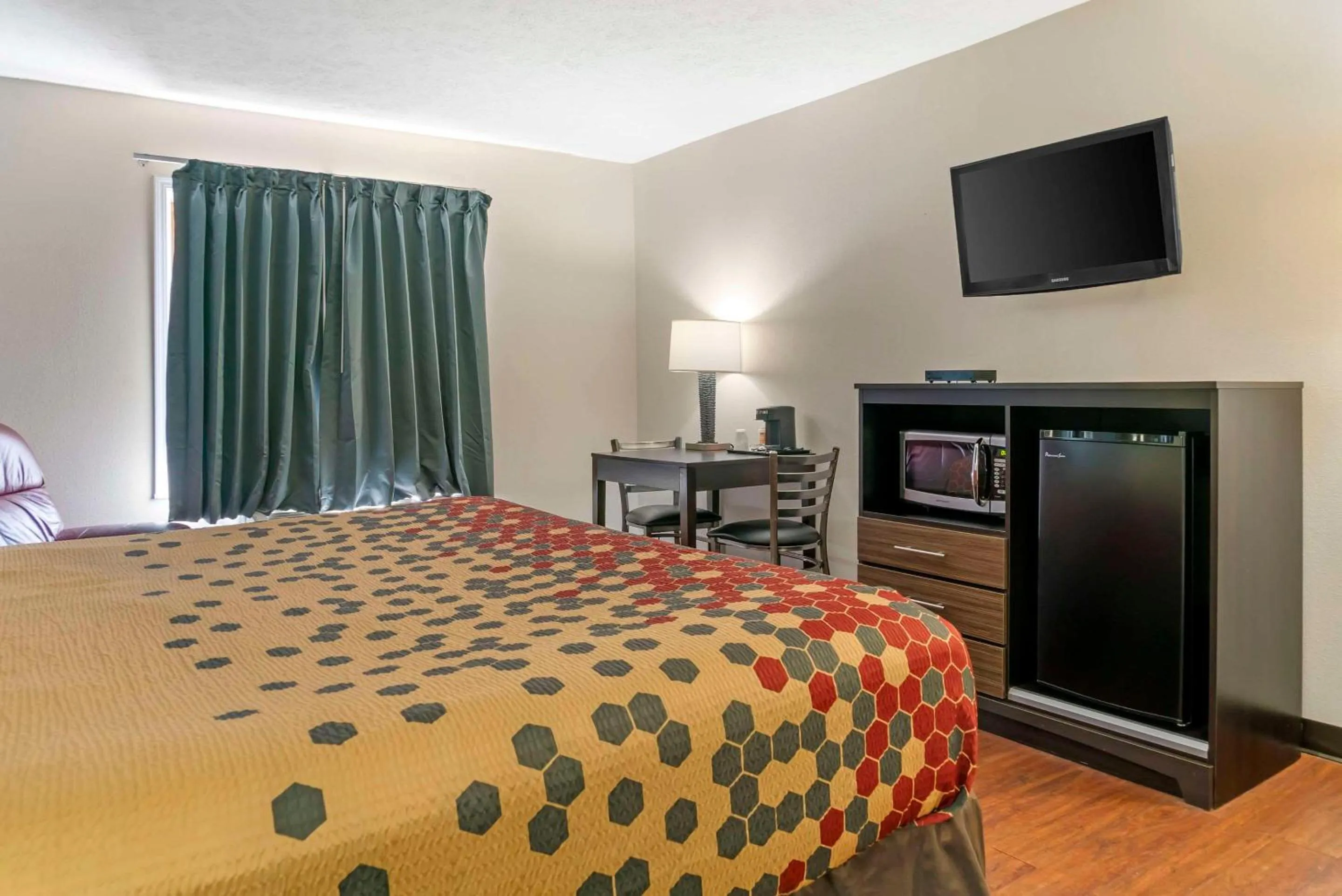 Bedroom, Bed in Econo Lodge Traverse City South