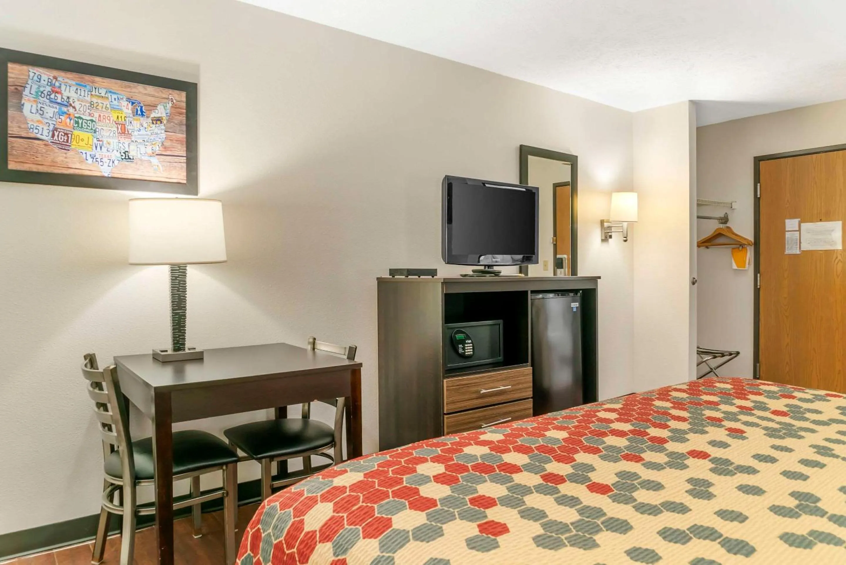 Bedroom, Bed in Econo Lodge Traverse City South