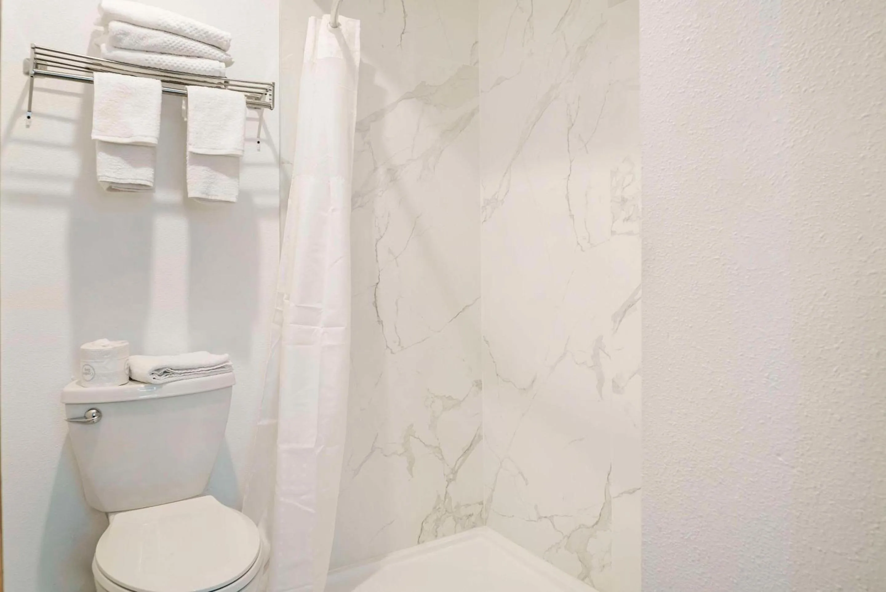 Bedroom in Econo Lodge Traverse City South