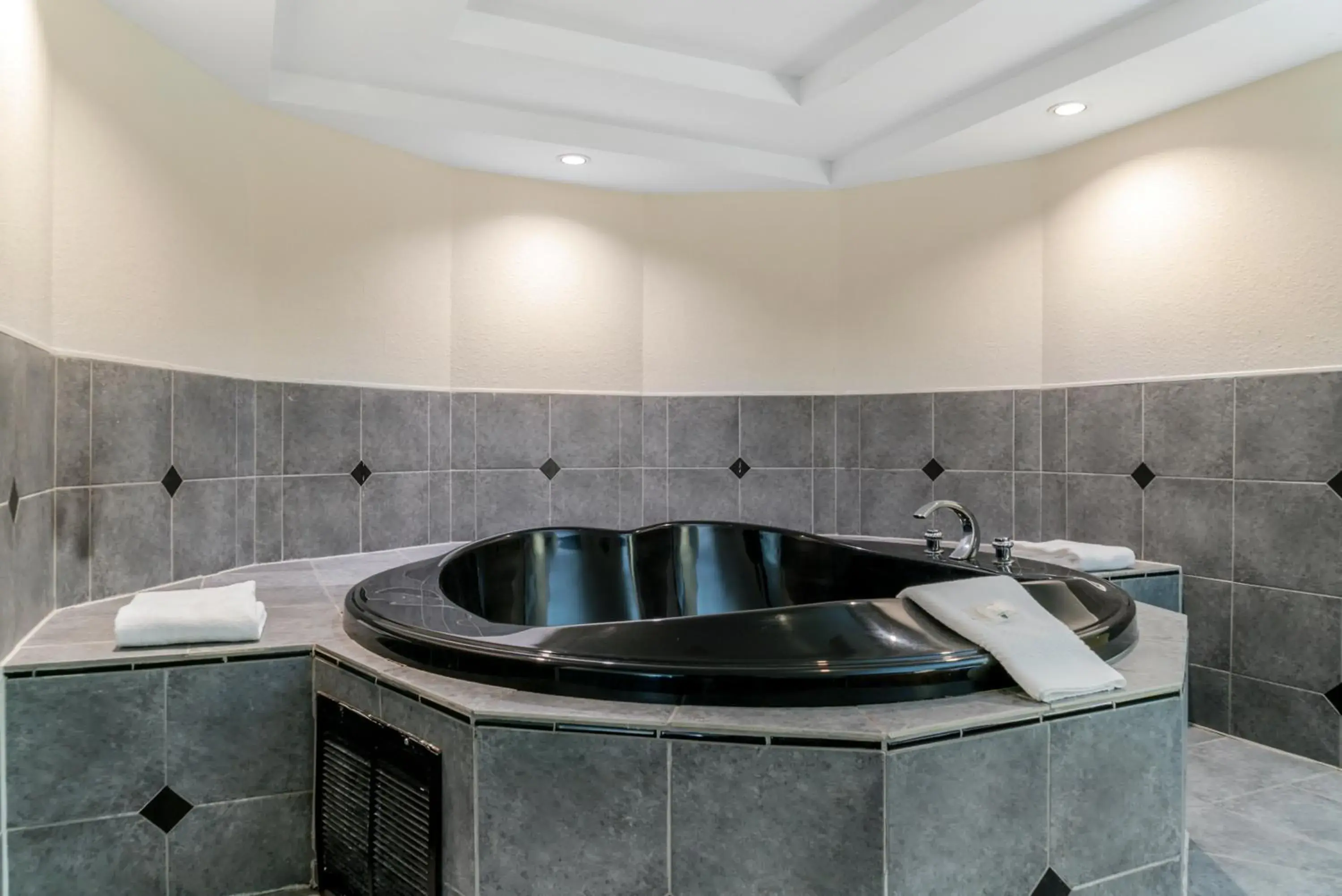 King Suite with Jacuzzi - Non-Smoking in Quality Inn & Suites Banquet Center King Suite with Jacuzzi - Non-Smoking in Quality Inn & Suites Banquet Center