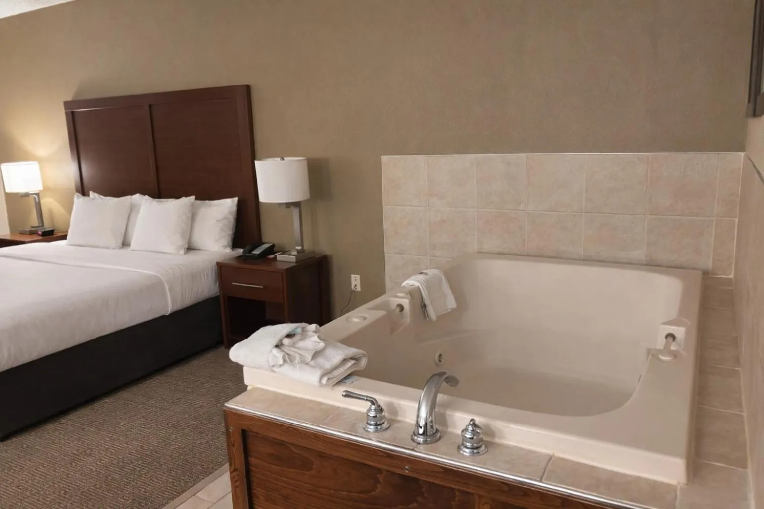 Bedroom, Bed in Comfort Inn Farmington Hills - Novi-Royal oaks-Southfield-Detroit Northwest