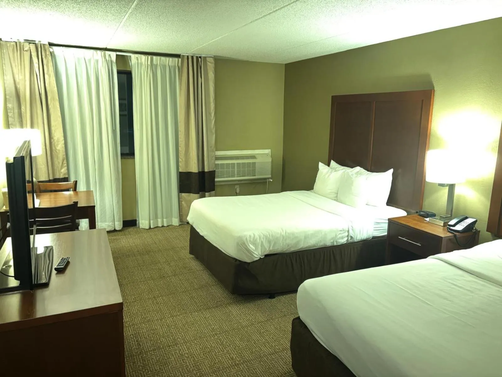 Bedroom, Bed in Comfort Inn Farmington Hills - Novi-Royal oaks-Southfield-Detroit Northwest