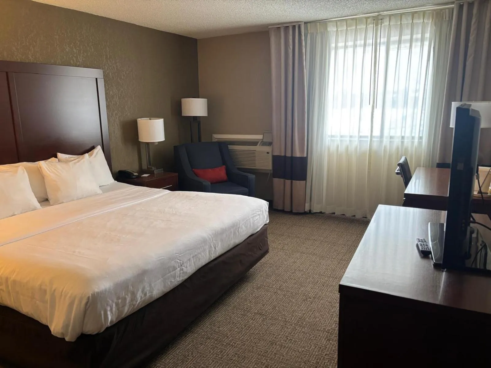 Photo of the whole room, Bed in Comfort Inn Farmington Hills - Novi-Royal oaks-Southfield-Detroit Northwest