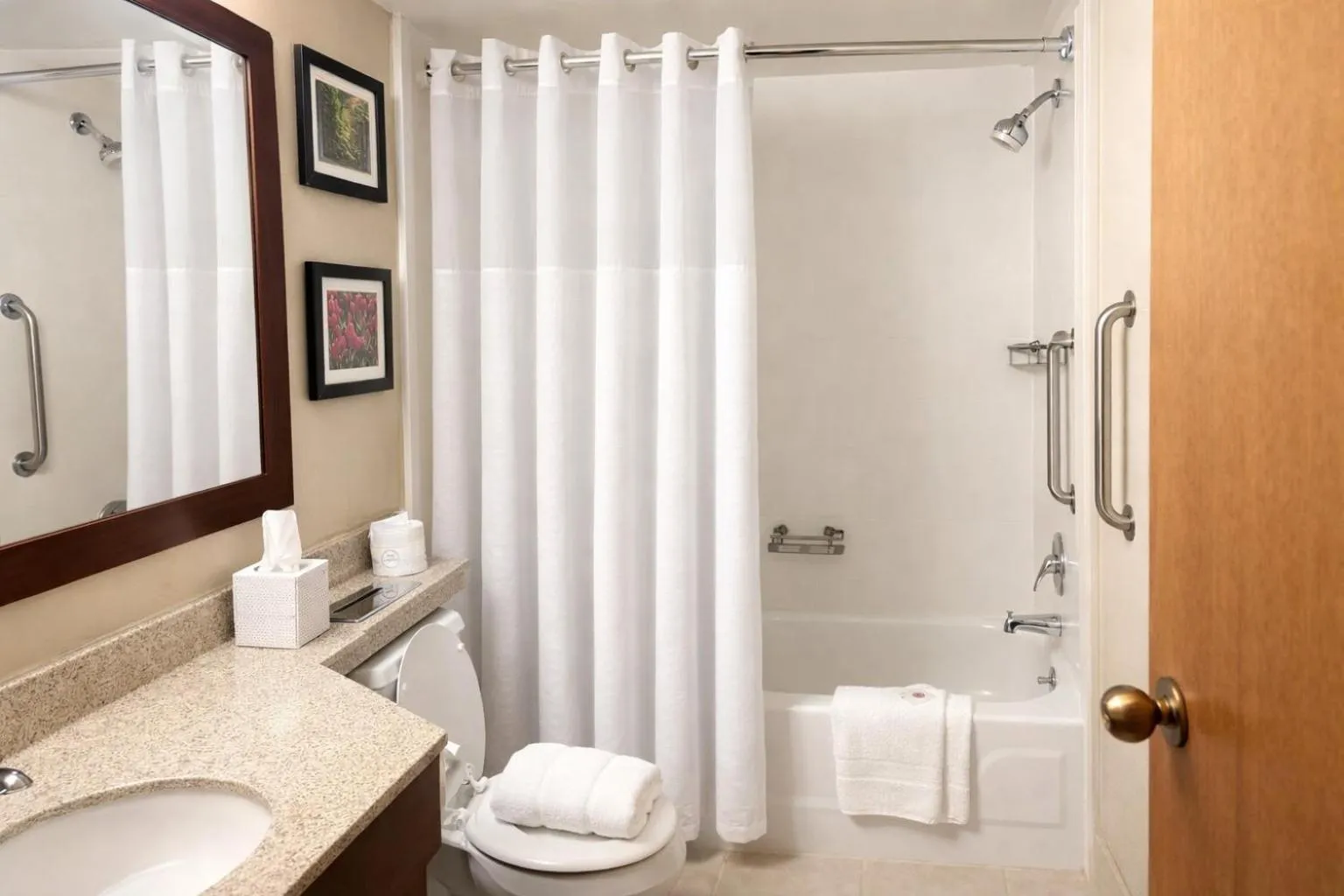 Bathroom in Comfort Inn Farmington Hills - Novi-Royal oaks-Southfield-Detroit Northwest