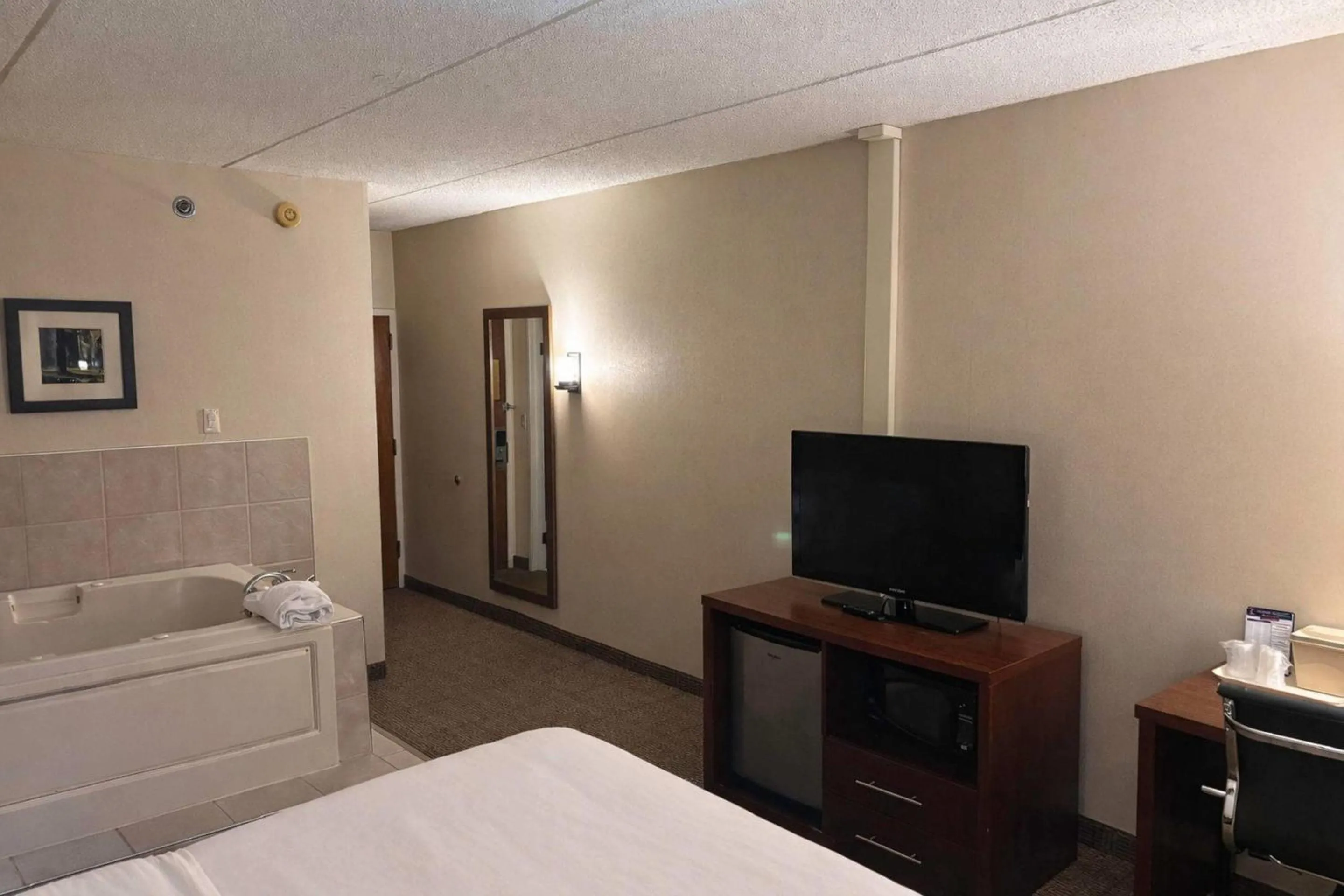Bedroom, Bed in Comfort Inn Farmington Hills - Novi-Royal oaks-Southfield-Detroit Northwest