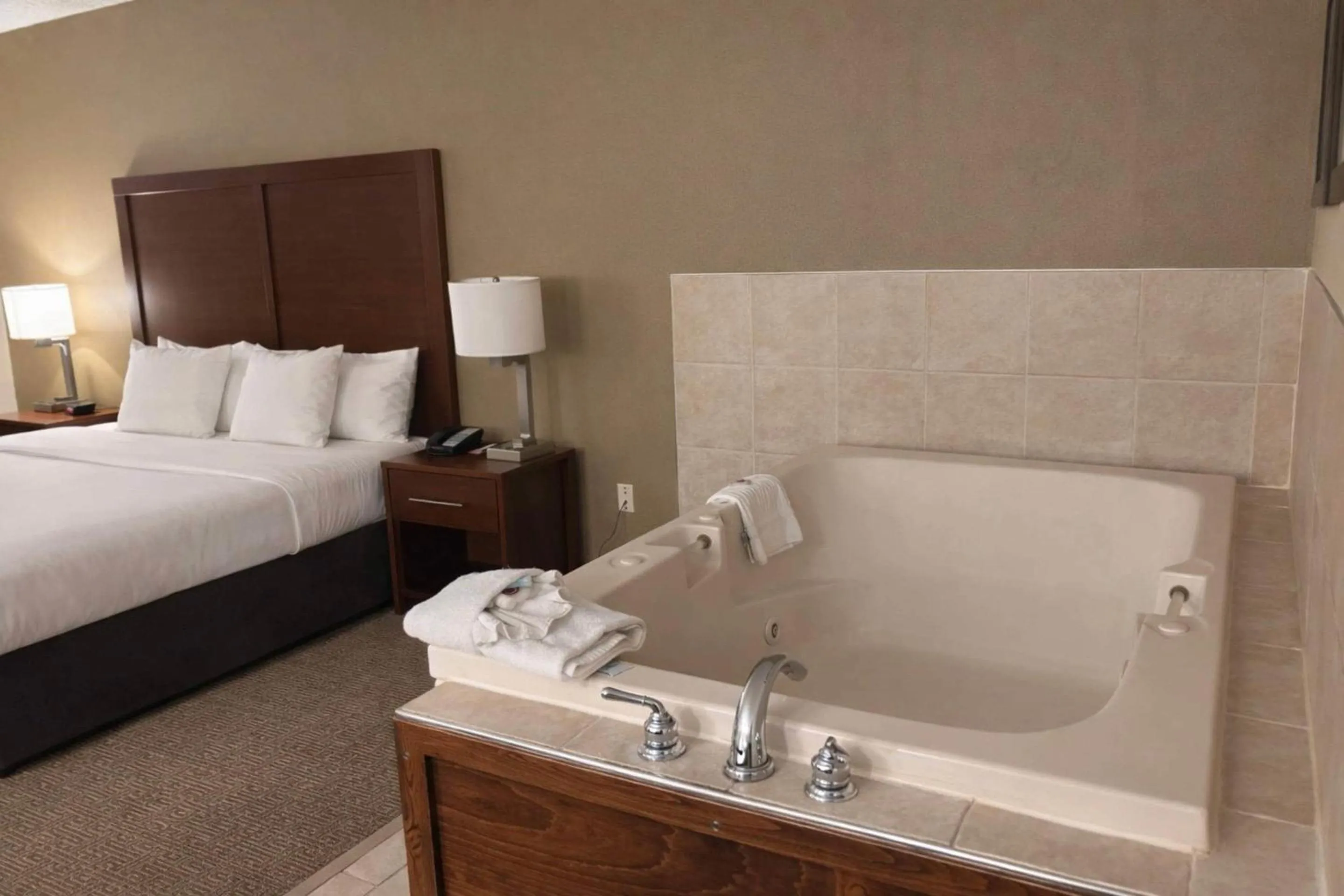 Bedroom, Bed in Comfort Inn Farmington Hills - Novi-Royal oaks-Southfield-Detroit Northwest