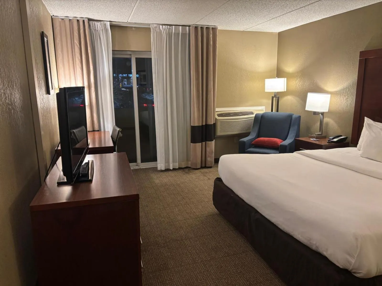 Bedroom, Bed in Comfort Inn Farmington Hills - Novi-Royal oaks-Southfield-Detroit Northwest