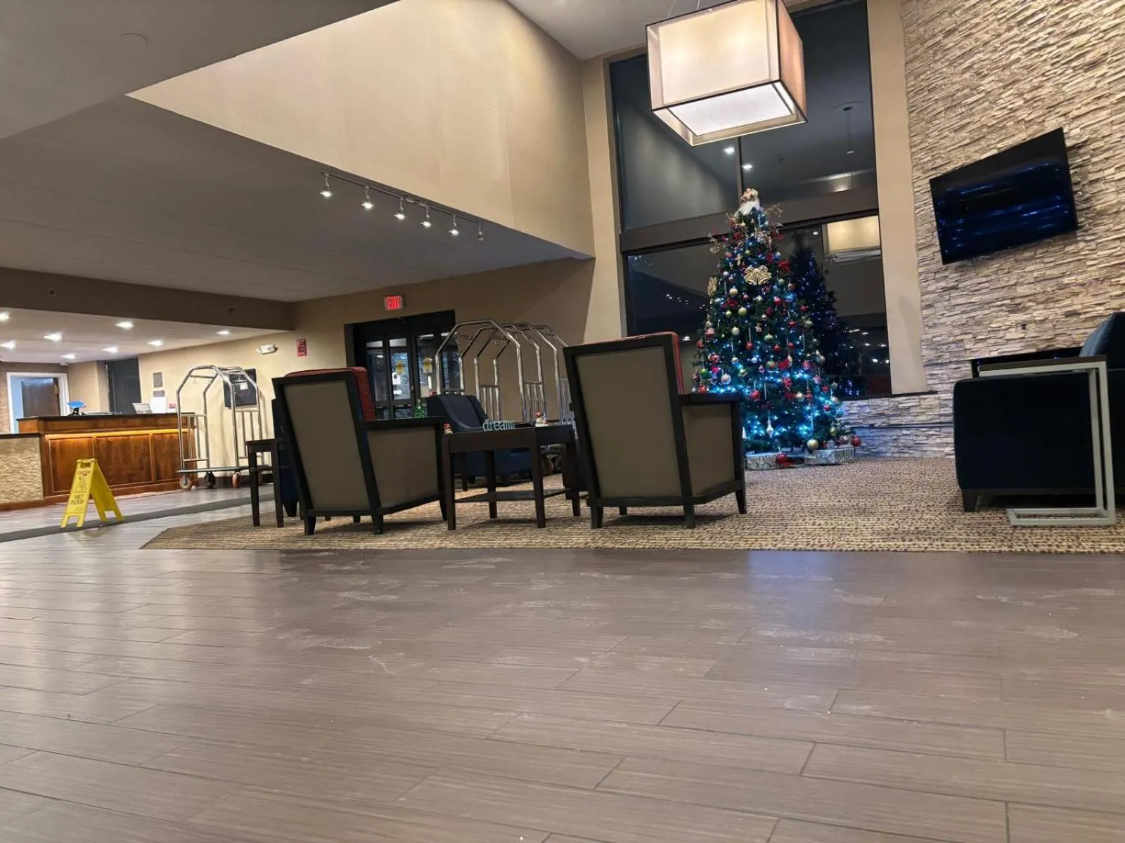 Communal lounge/ TV room in Comfort Inn Farmington Hills - Novi-Royal oaks-Southfield-Detroit Northwest