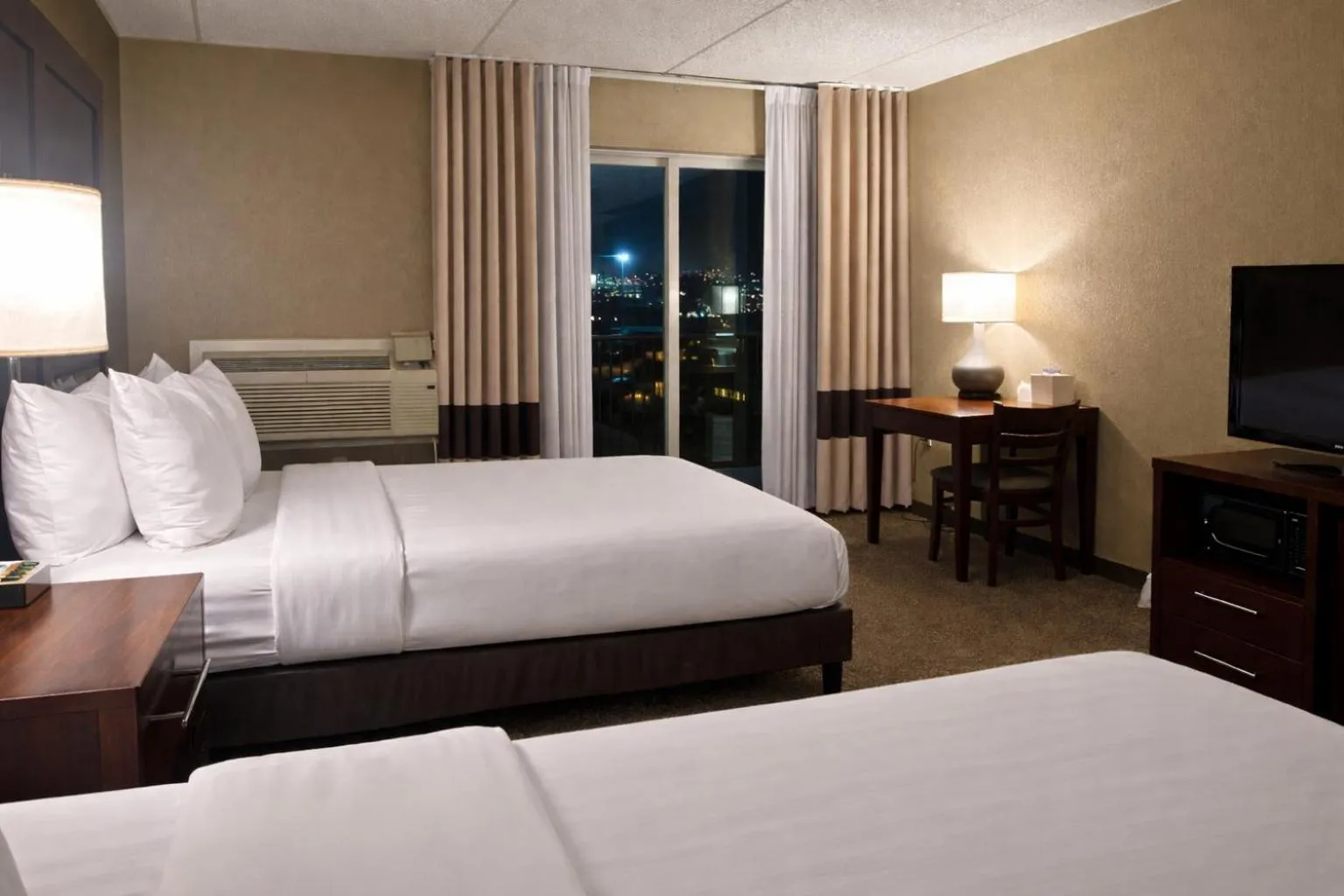 Bedroom, Bed in Comfort Inn Farmington Hills - Novi-Royal oaks-Southfield-Detroit Northwest