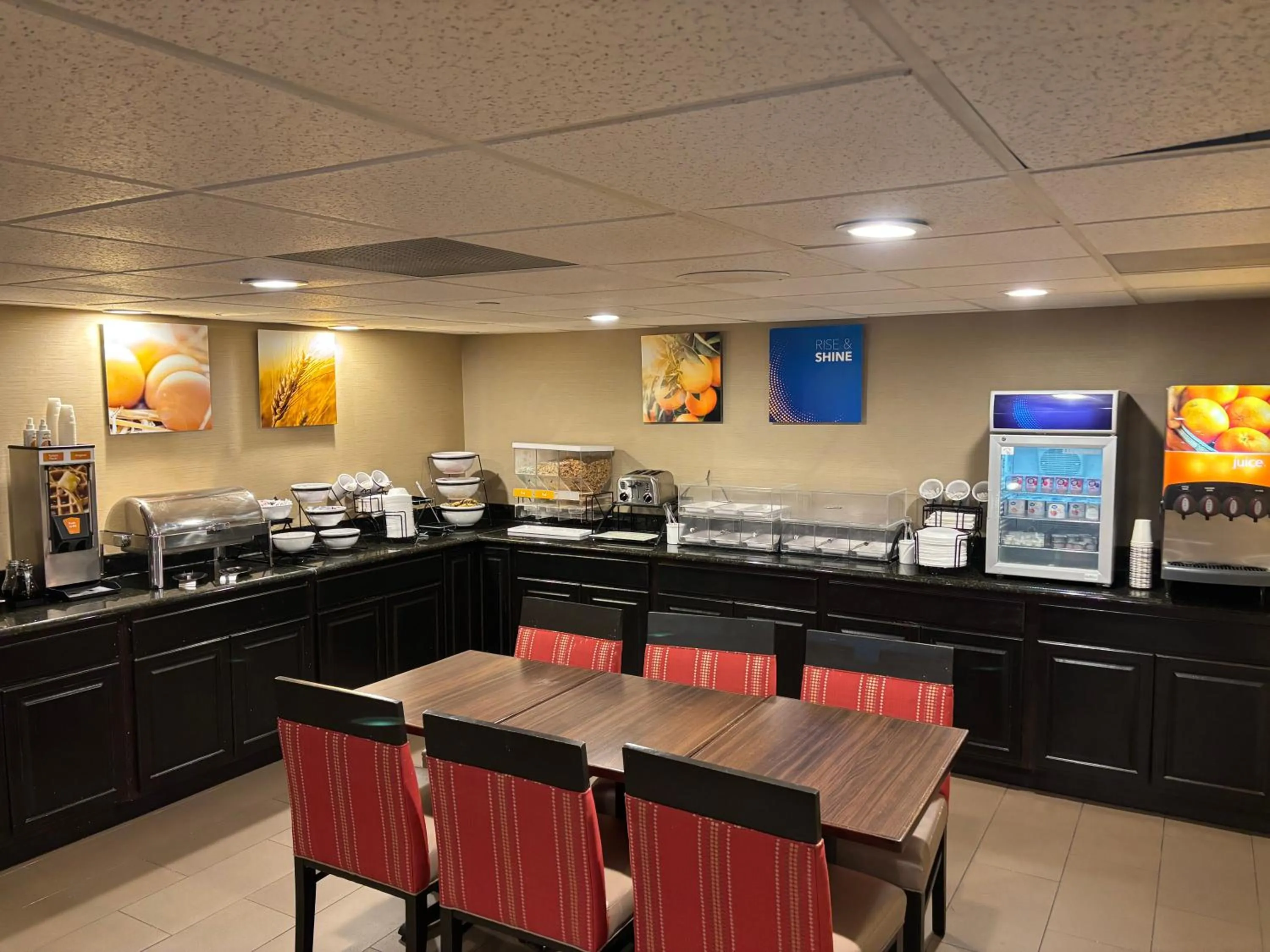Breakfast in Comfort Inn Farmington Hills - Novi-Royal oaks-Southfield-Detroit Northwest