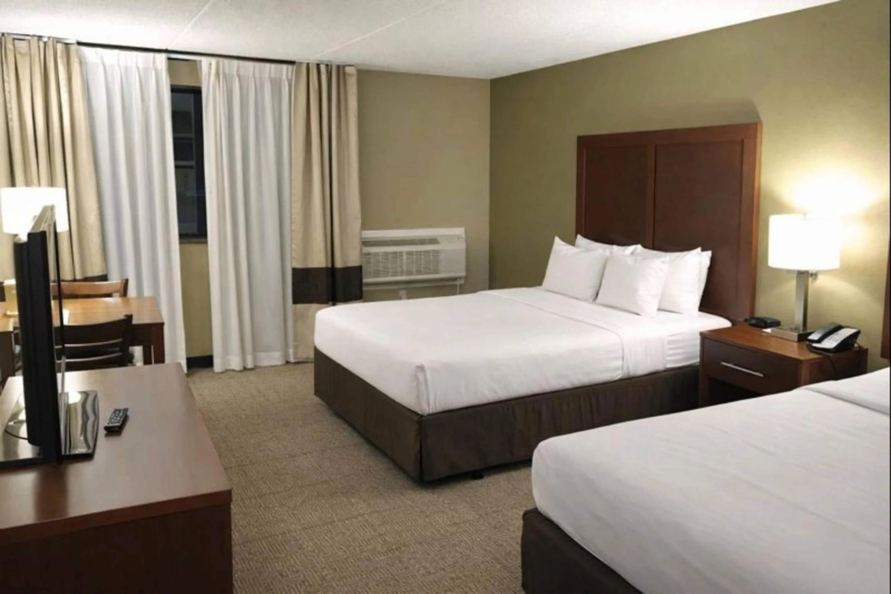 Bedroom, Bed in Comfort Inn Farmington Hills - Novi-Royal oaks-Southfield-Detroit Northwest