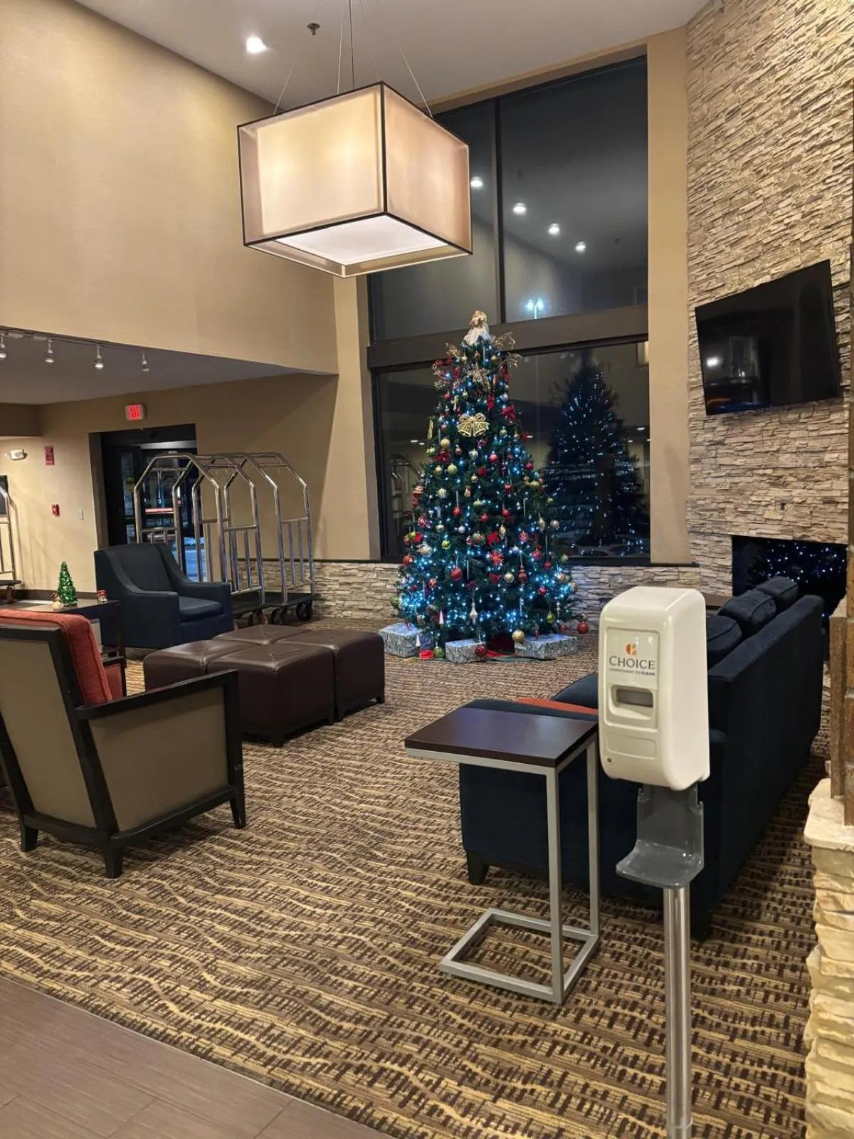 Communal lounge/ TV room in Comfort Inn Farmington Hills - Novi-Royal oaks-Southfield-Detroit Northwest