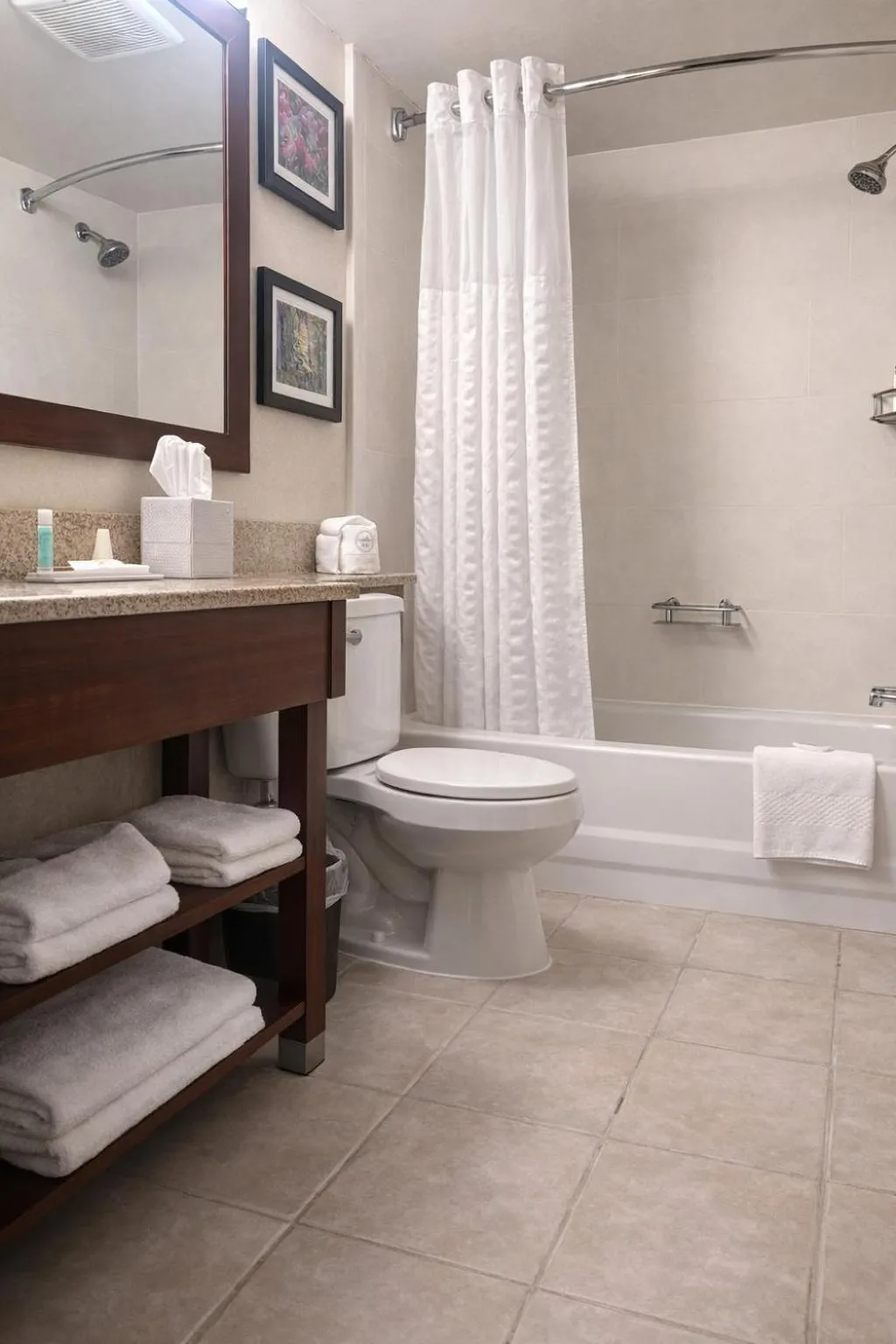 Bedroom in Comfort Inn Farmington Hills - Novi-Royal oaks-Southfield-Detroit Northwest