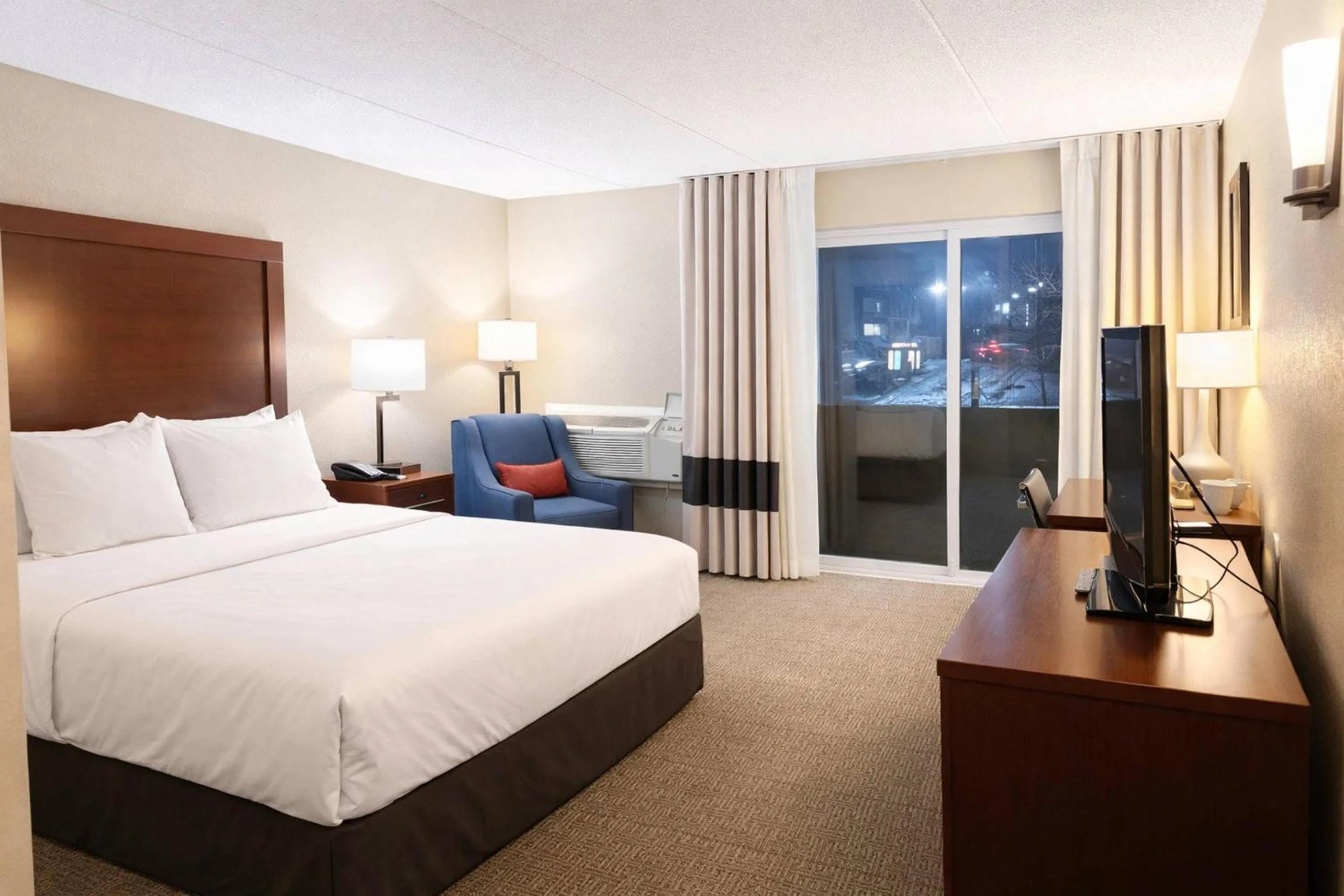Bedroom, Bed in Comfort Inn Farmington Hills - Novi-Royal oaks-Southfield-Detroit Northwest