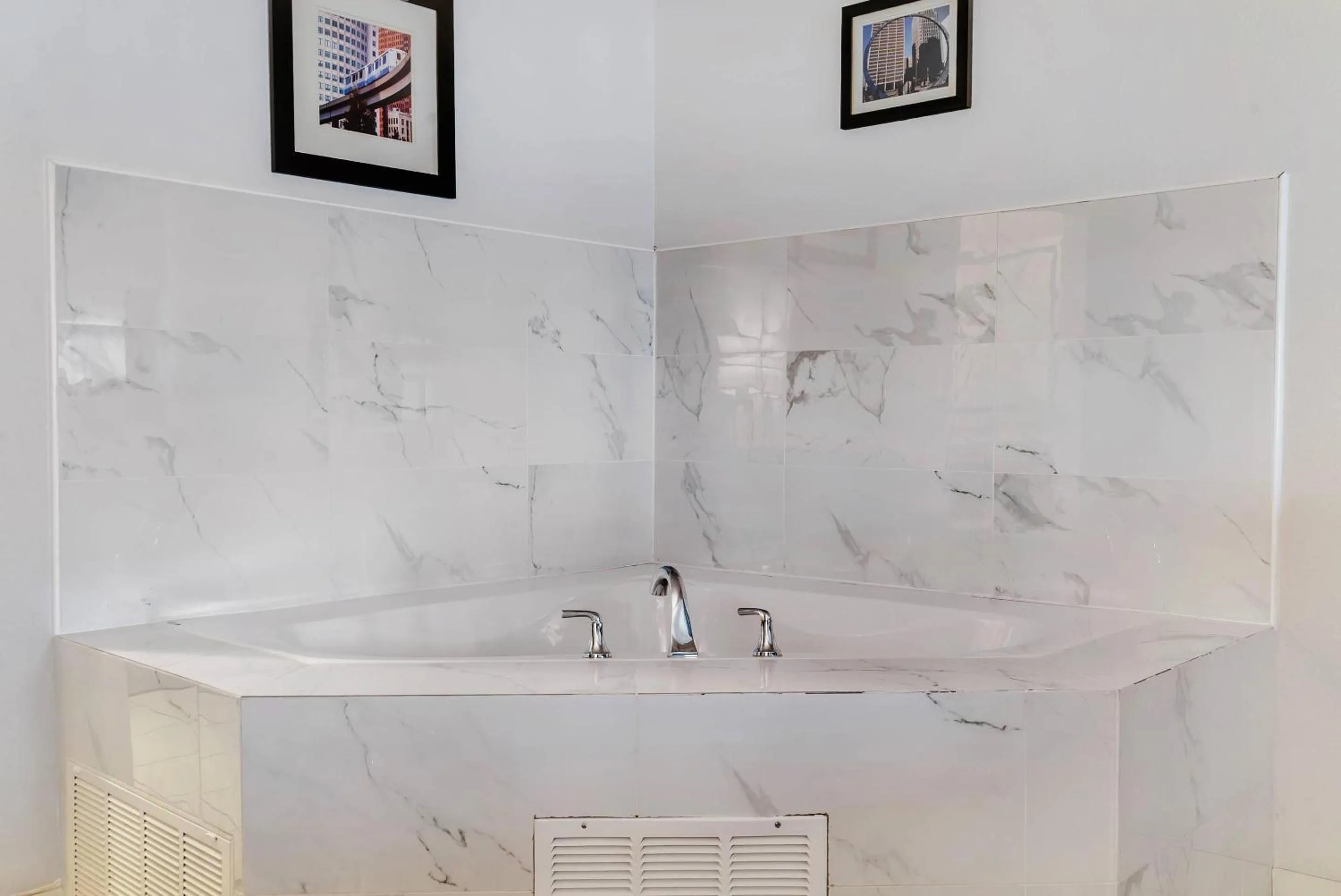 Bedroom in Comfort Suites Auburn Hills-Detroit