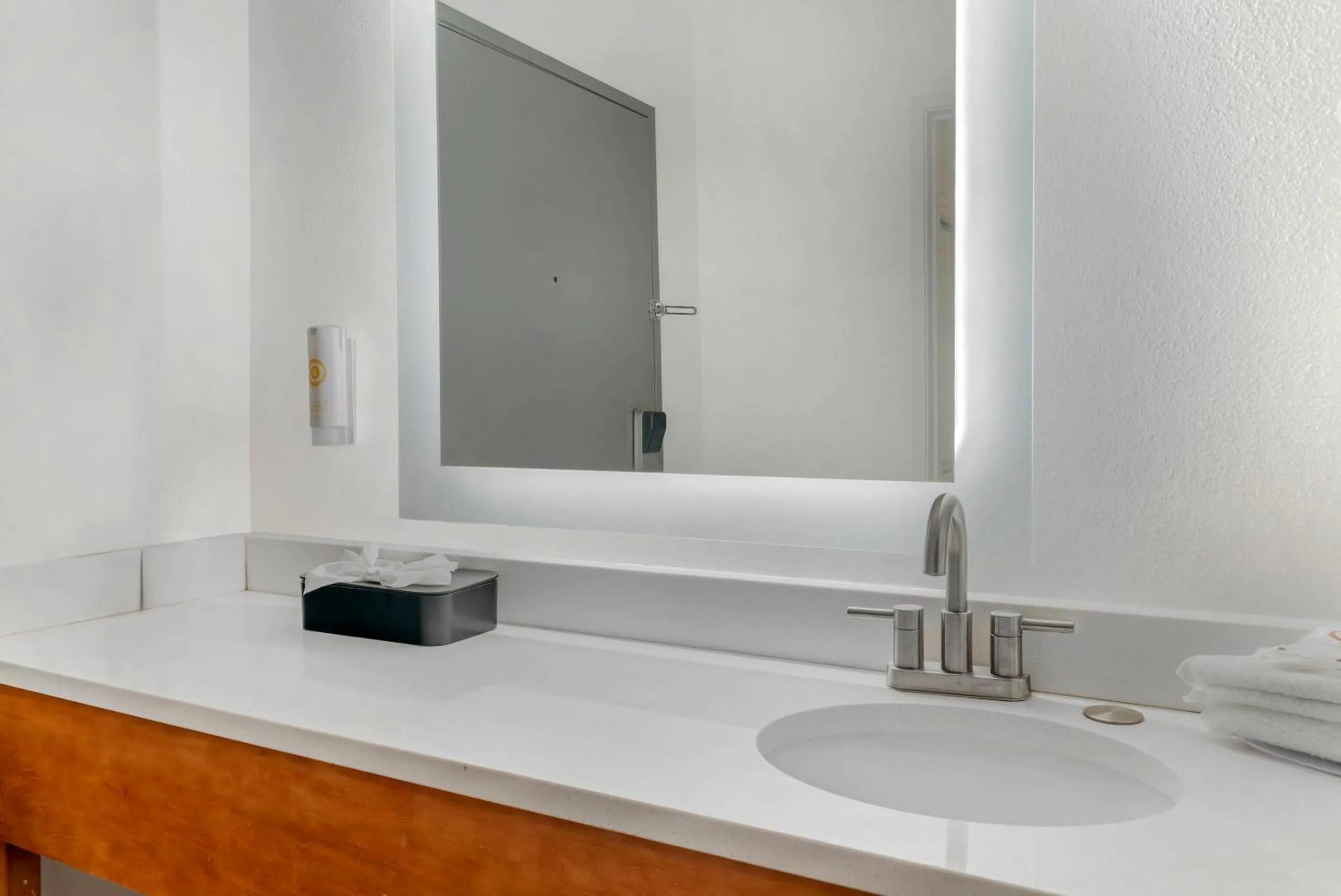 Bedroom in Comfort Suites Auburn Hills-Detroit