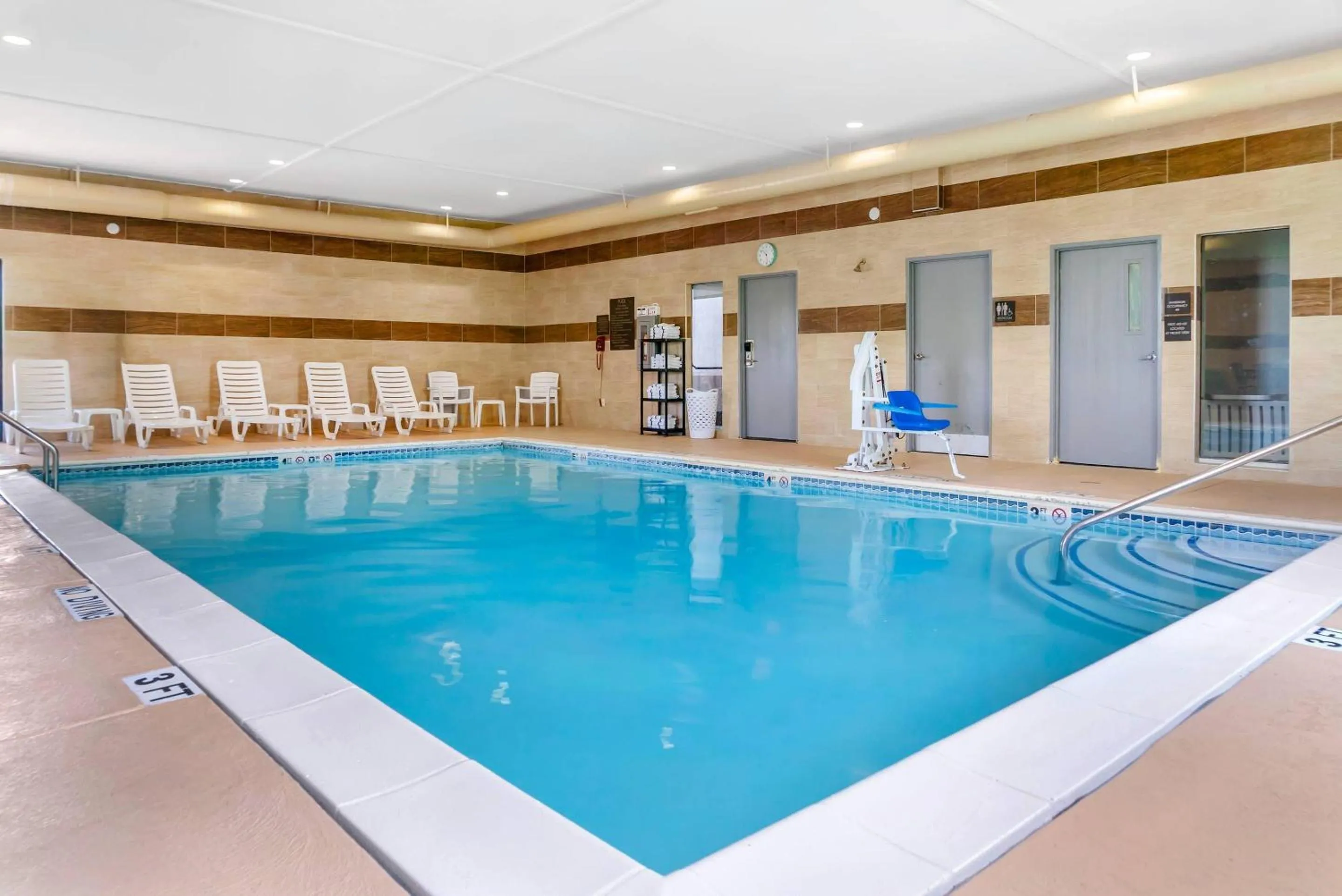 Swimming pool in Comfort Suites Auburn Hills-Detroit