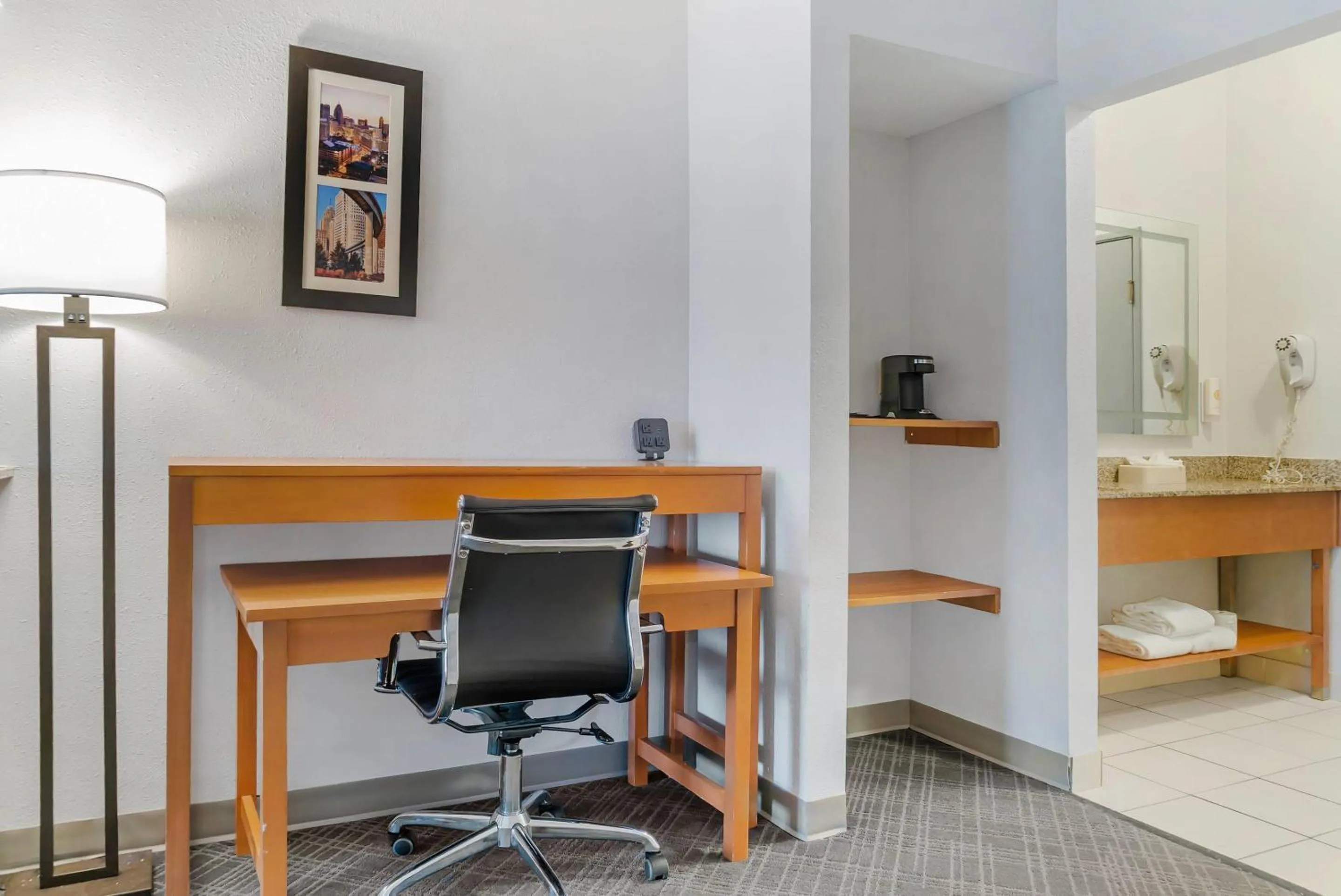 Bedroom in Comfort Suites Auburn Hills-Detroit