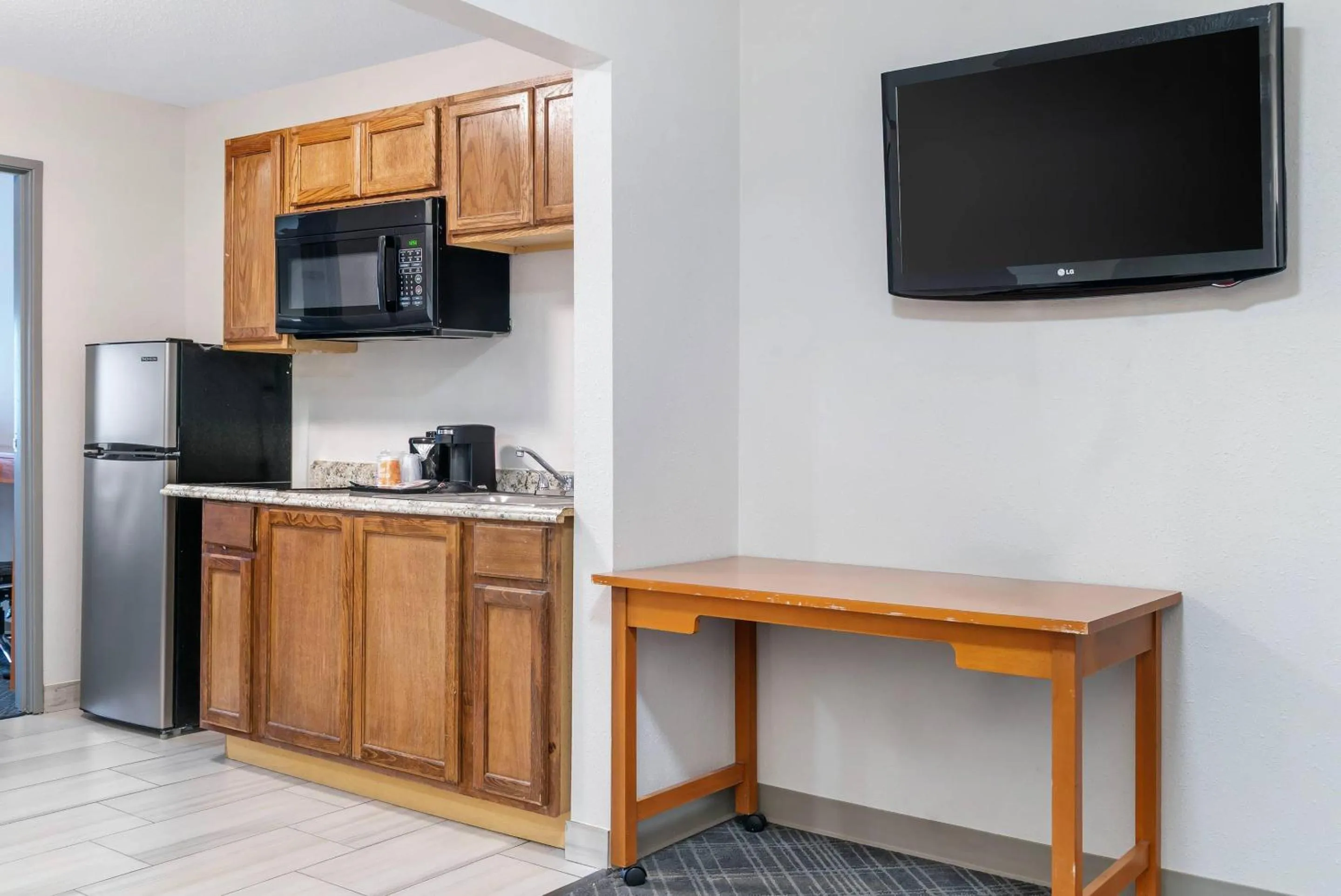 Bedroom in Comfort Suites Auburn Hills-Detroit