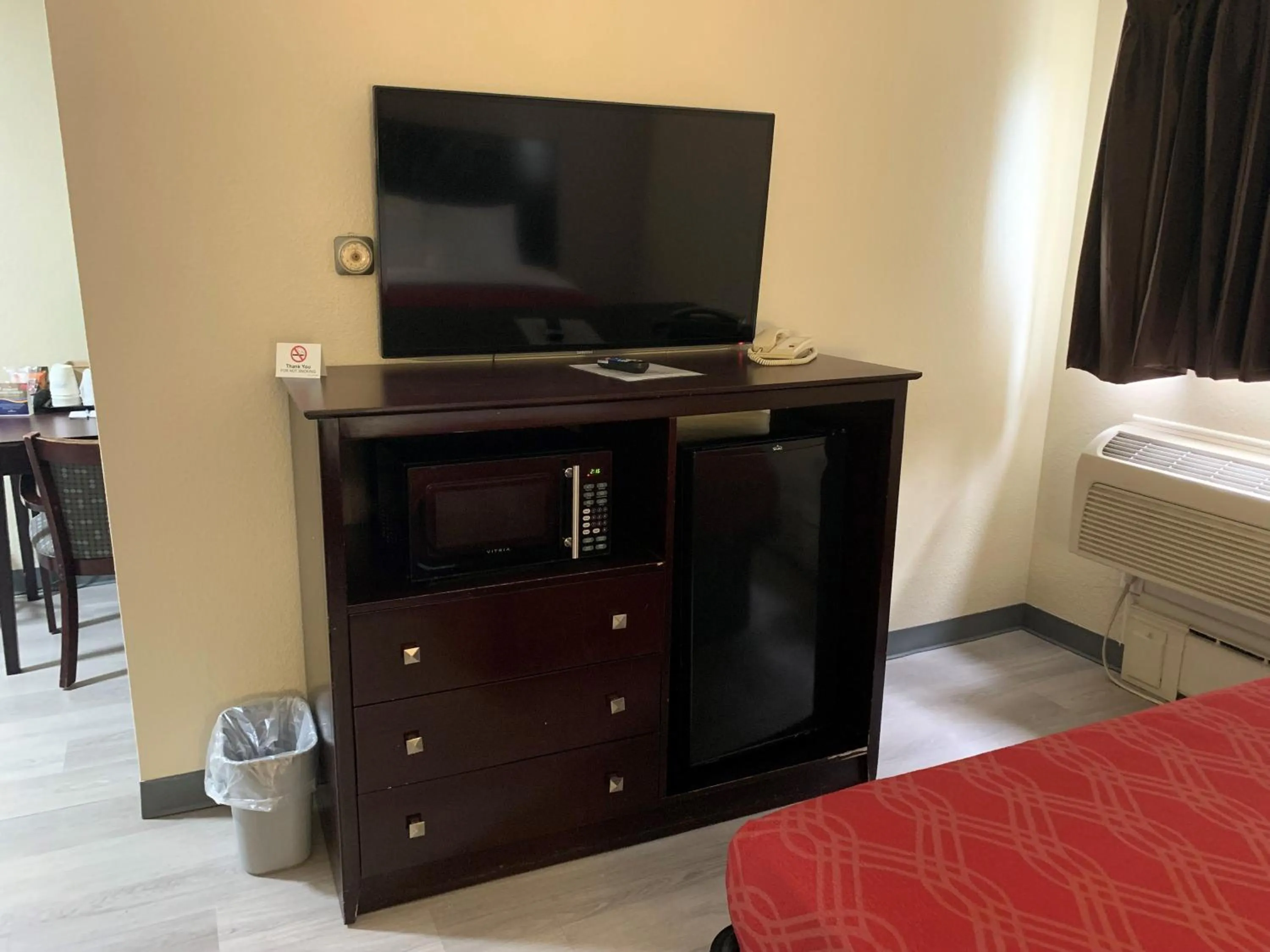 TV and multimedia, Bed in Baymont by Wyndham Iron Mountain