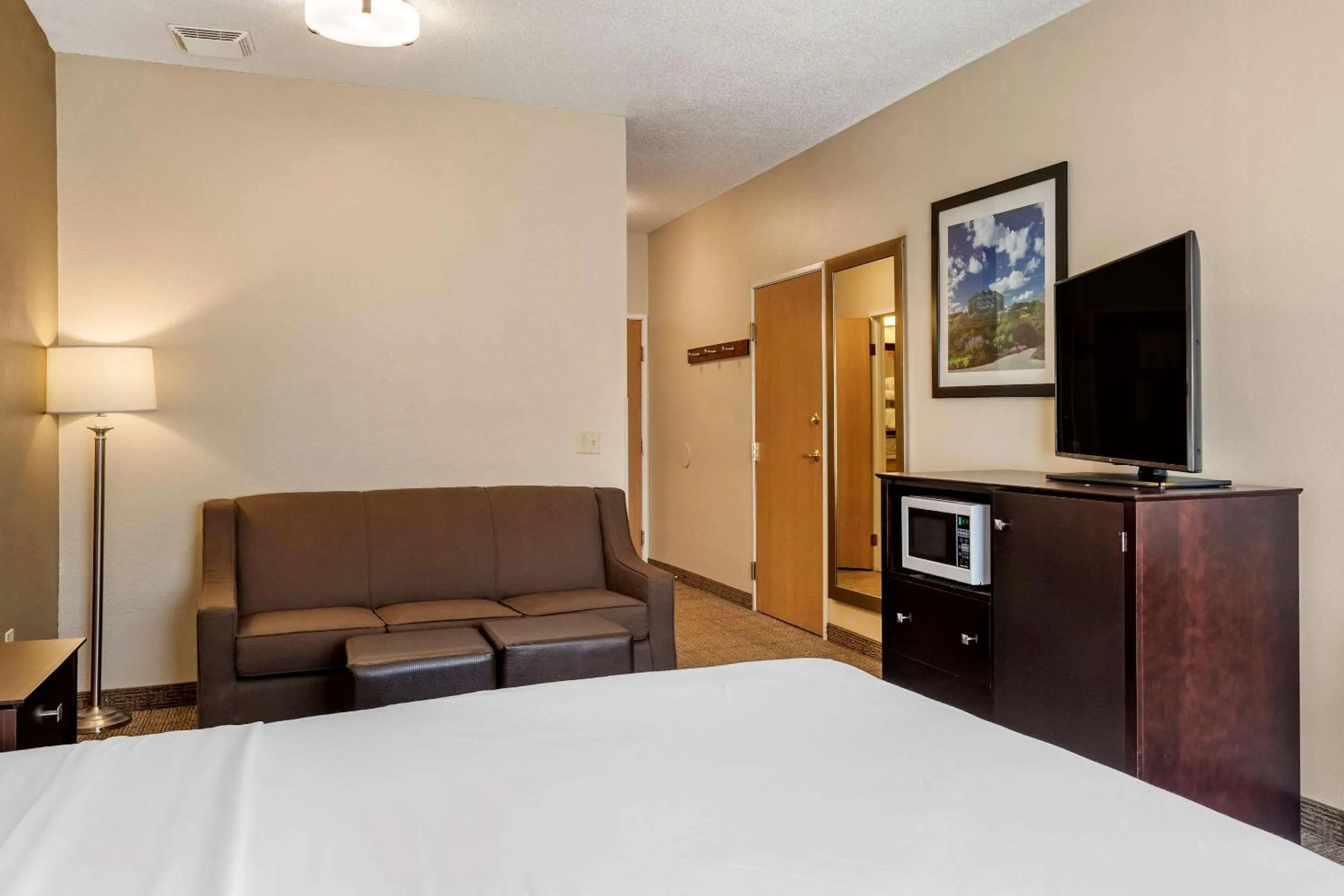 Photo of the whole room, Bed in Comfort Inn & Suites Paw Paw