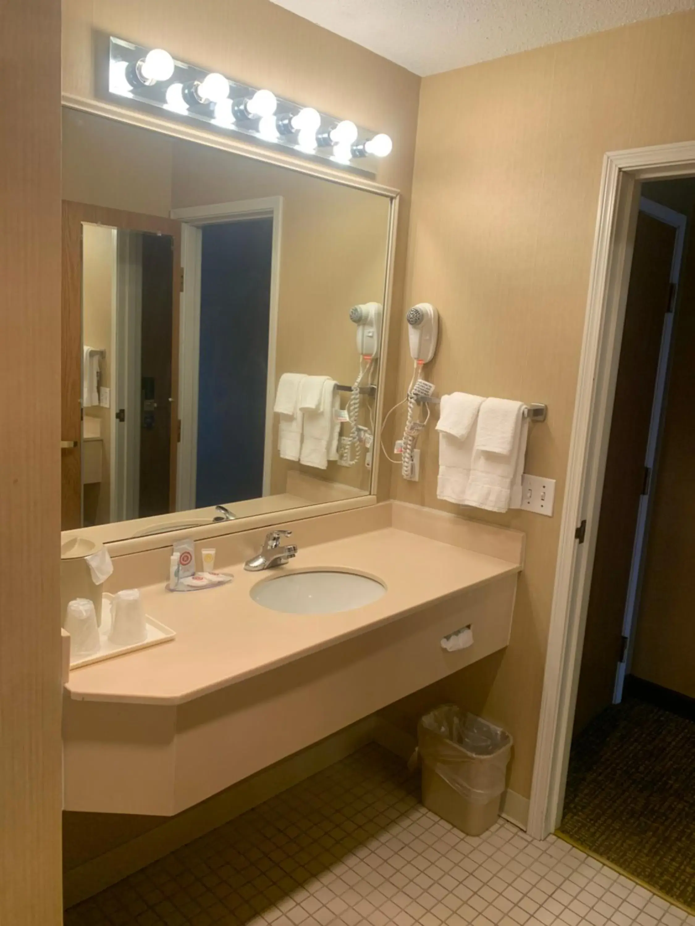 Business King Room - Accessible/Non-Smoking in Comfort Inn Chelsea Business King Room - Accessible/Non-Smoking in Comfort Inn Chelsea