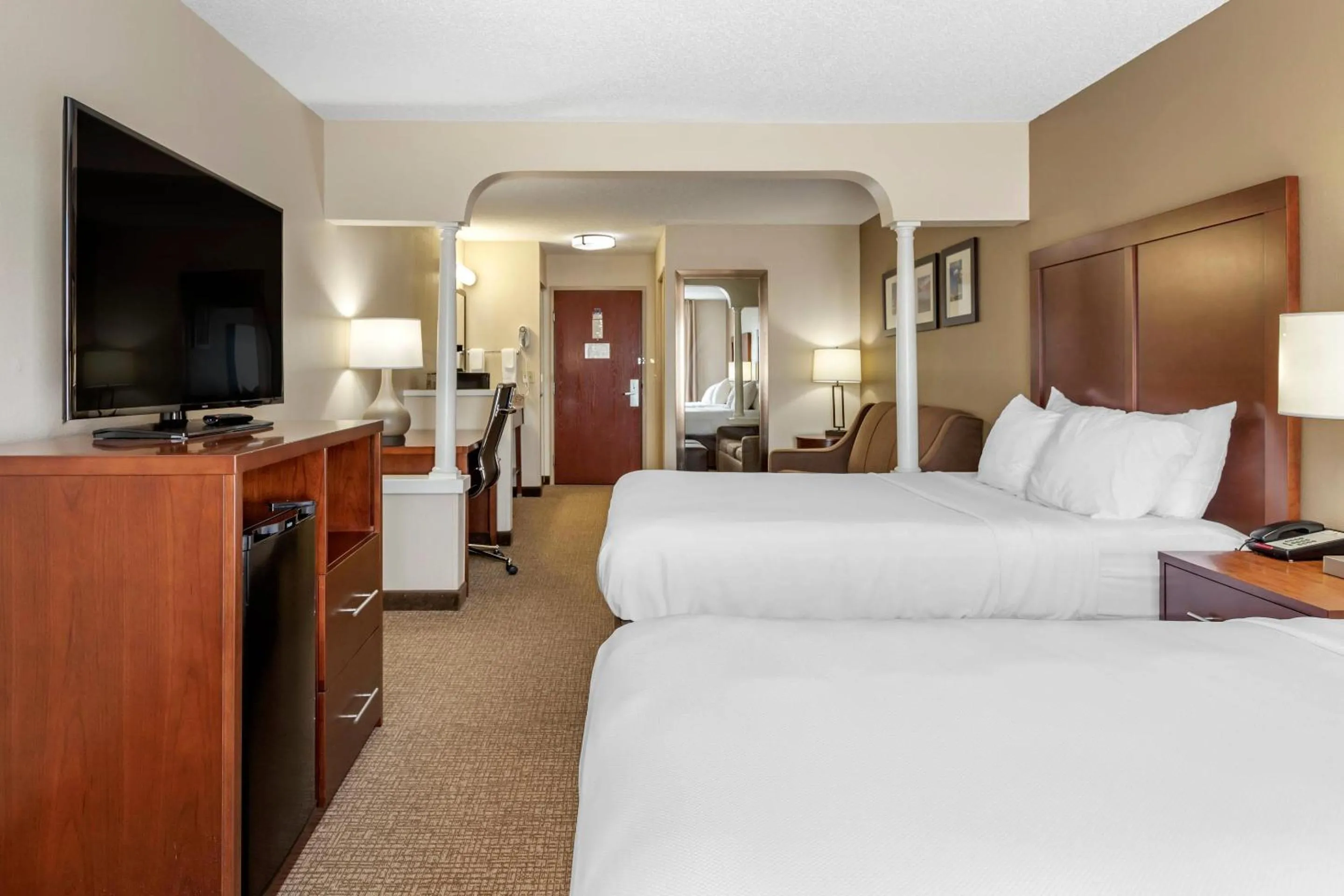 Photo of the whole room, Bed in Comfort Suites Grandville - Grand Rapids SW