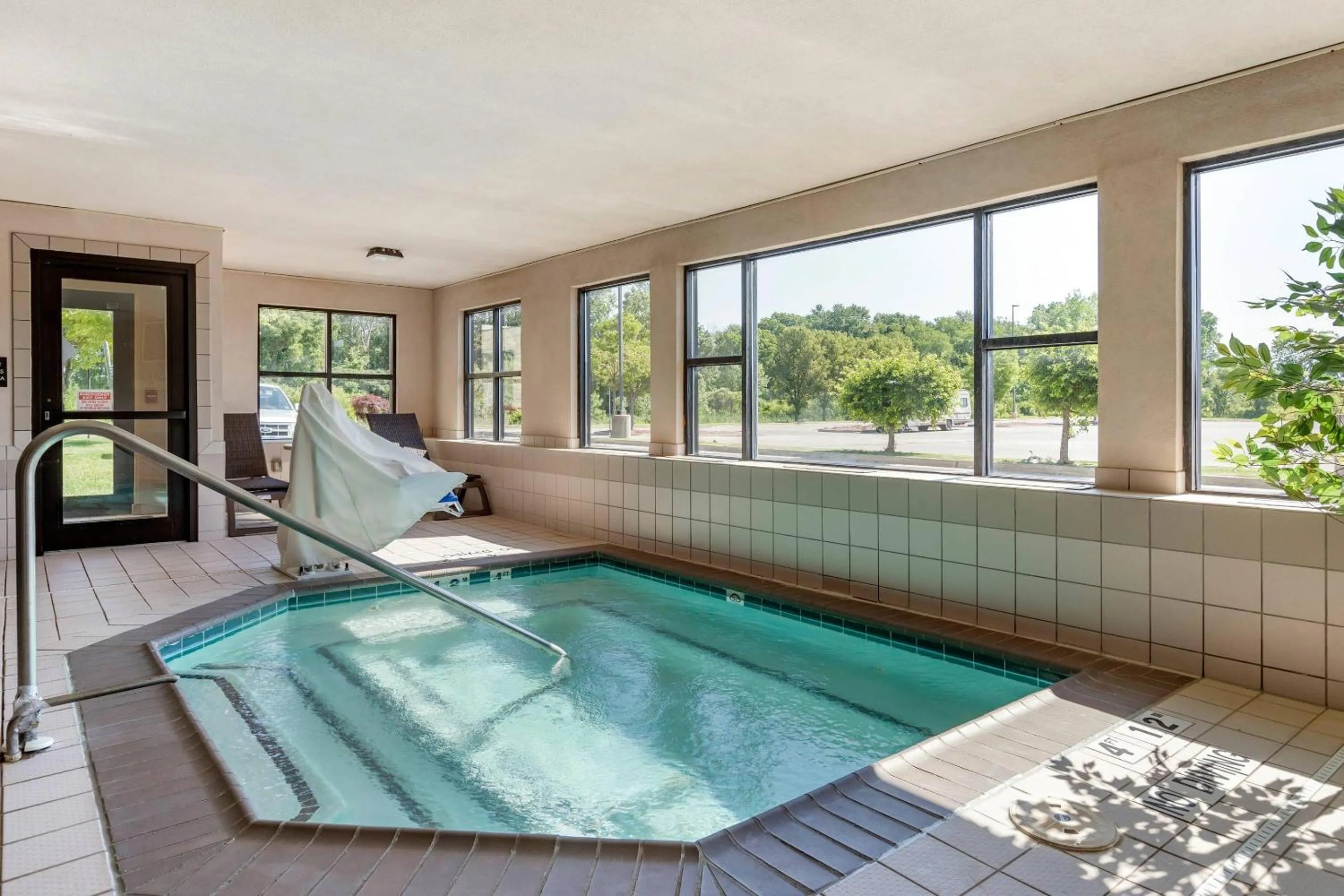 Hot Tub in Comfort Suites Grandville - Grand Rapids SW