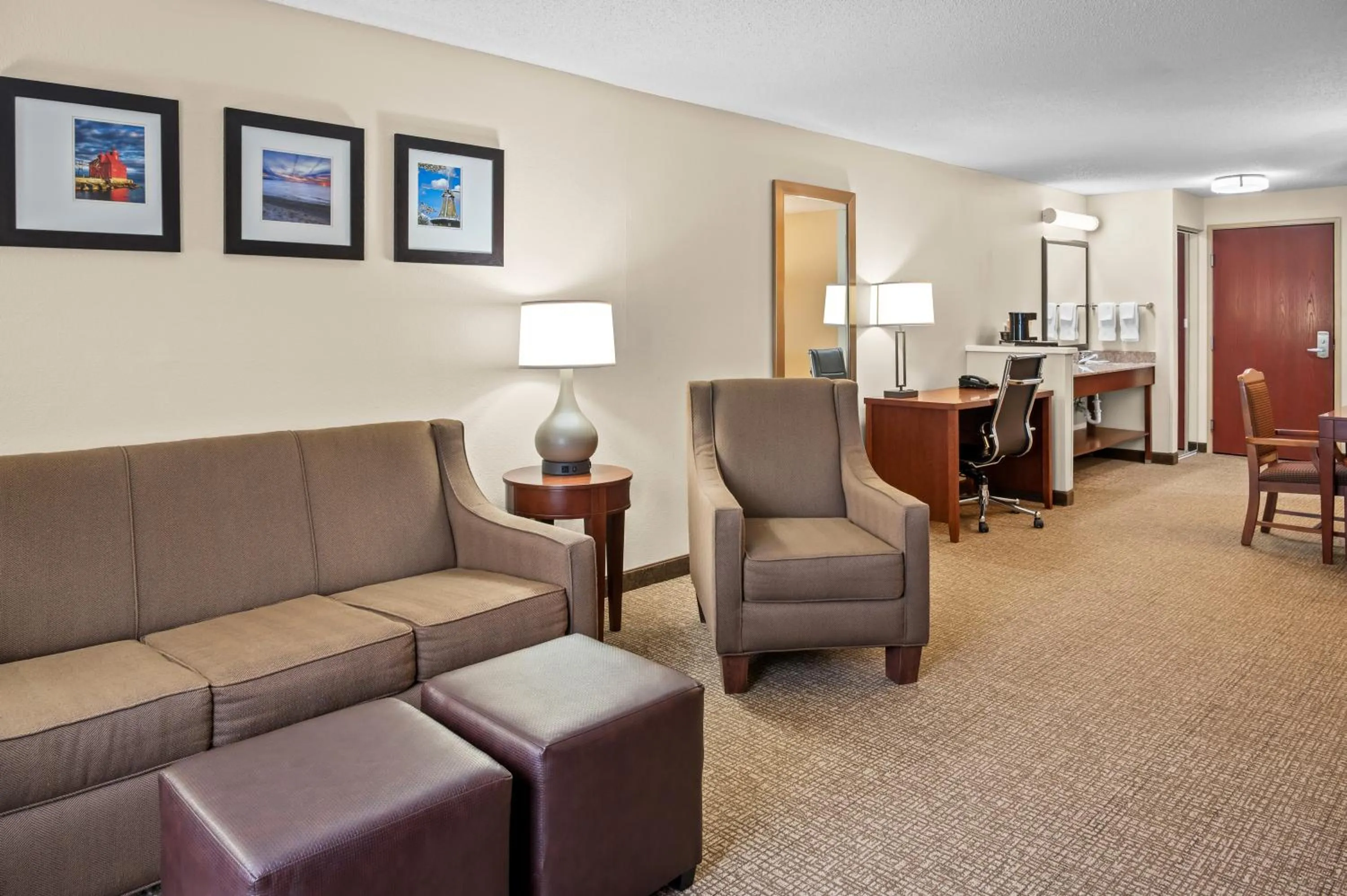 Living room in Comfort Suites Grandville - Grand Rapids SW