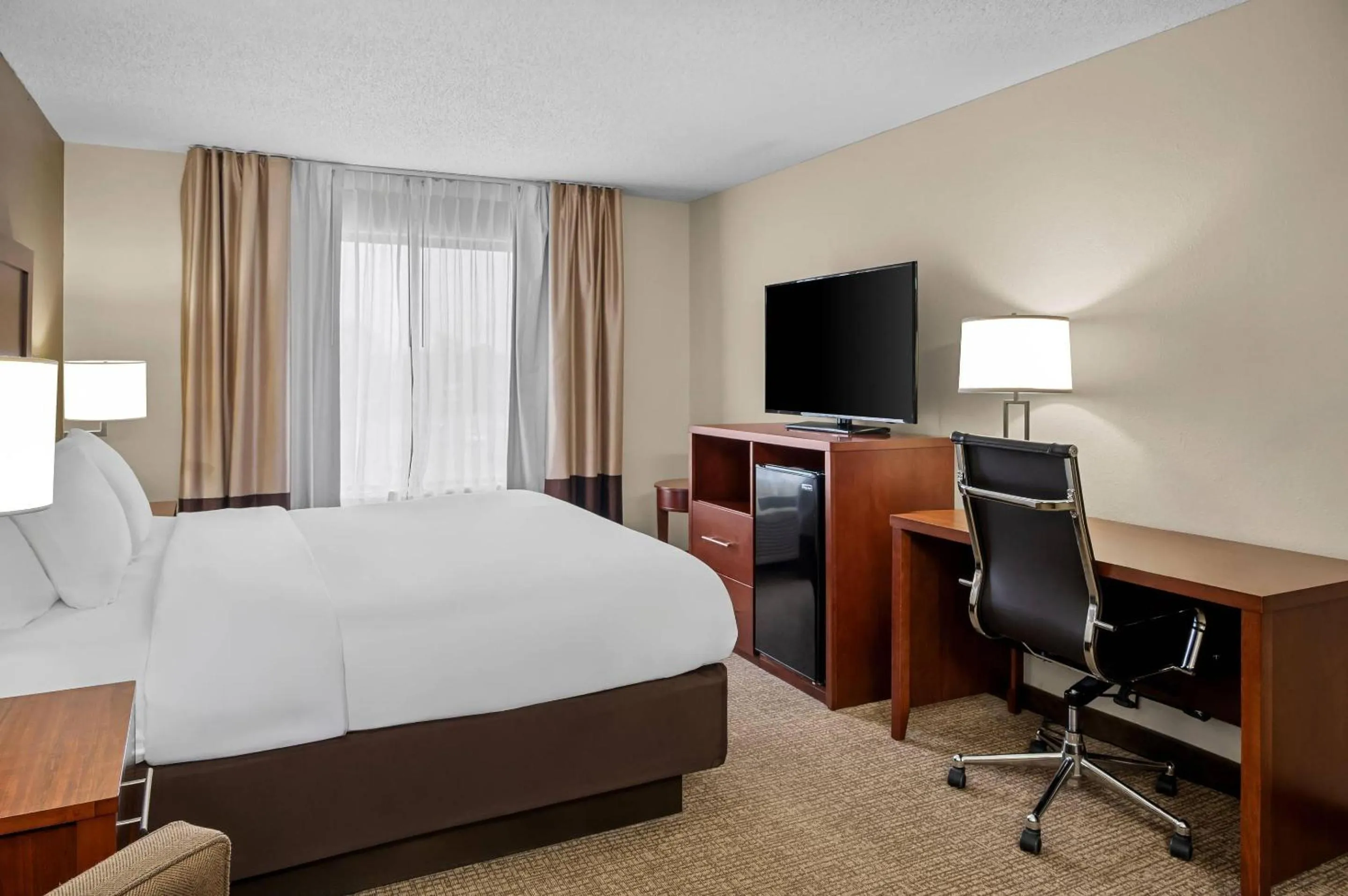 Bedroom, Bed in Comfort Suites Grandville - Grand Rapids SW