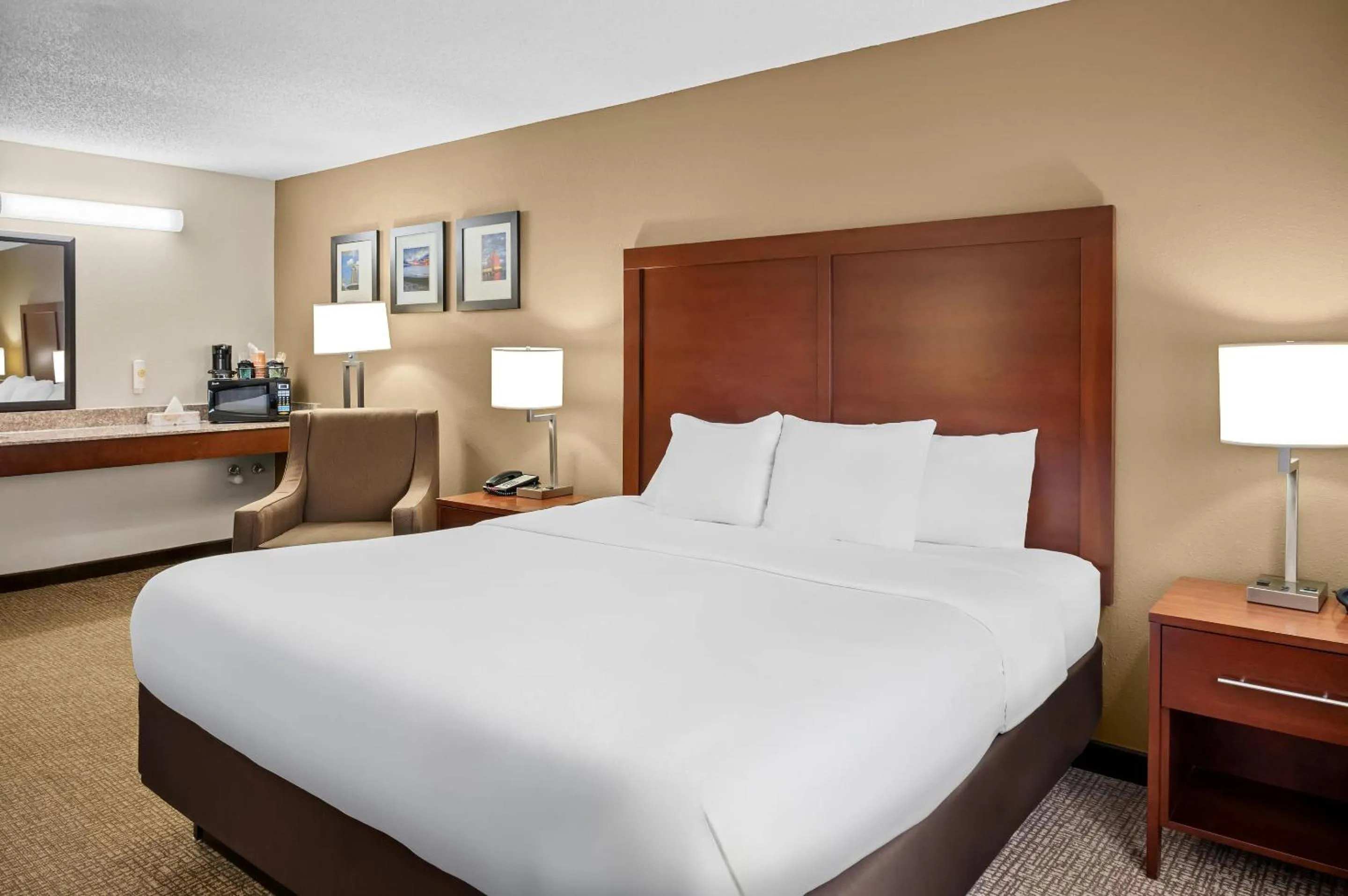 Bedroom, Bed in Comfort Suites Grandville - Grand Rapids SW