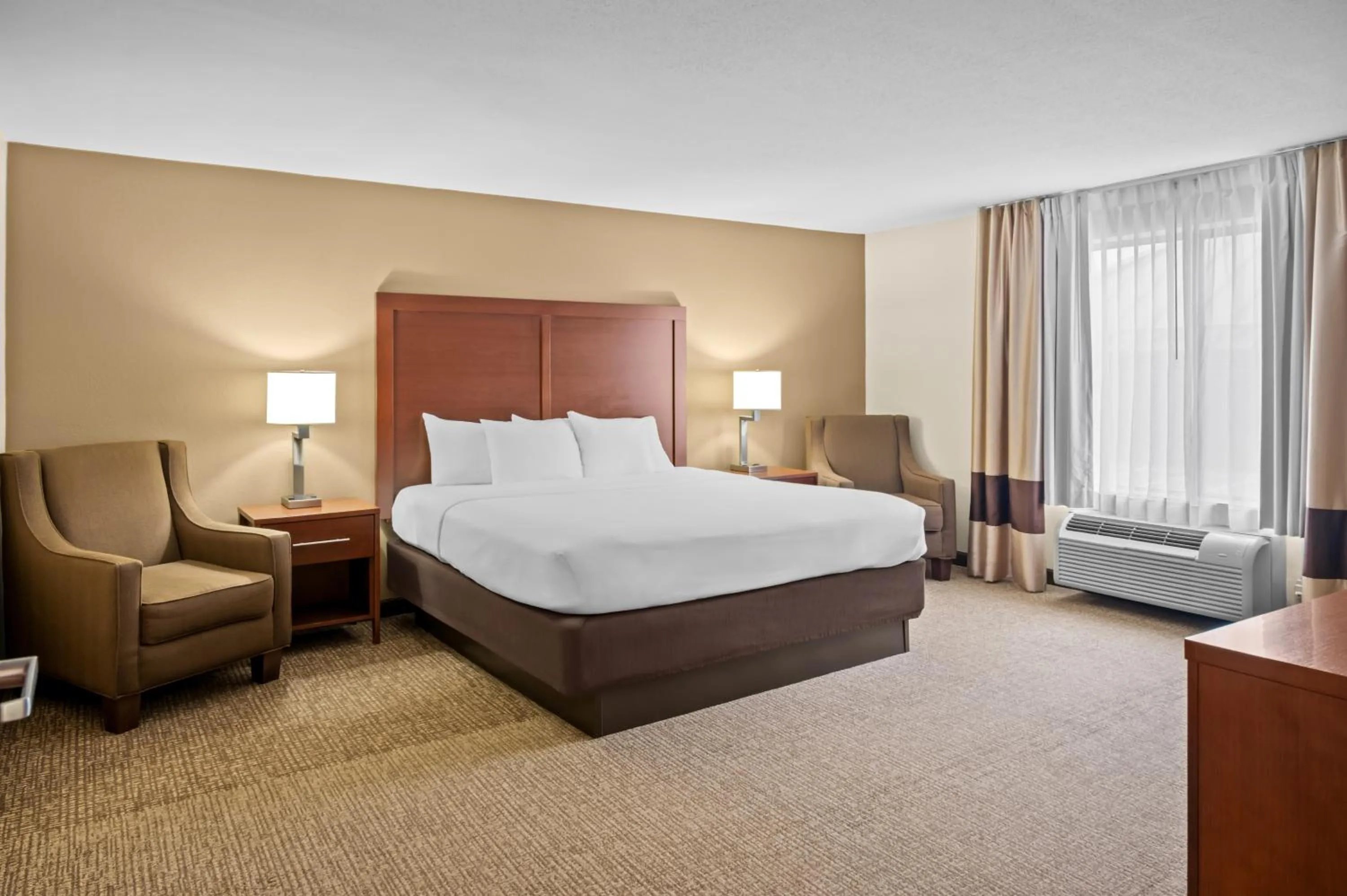 Bedroom, Bed in Comfort Suites Grandville - Grand Rapids SW