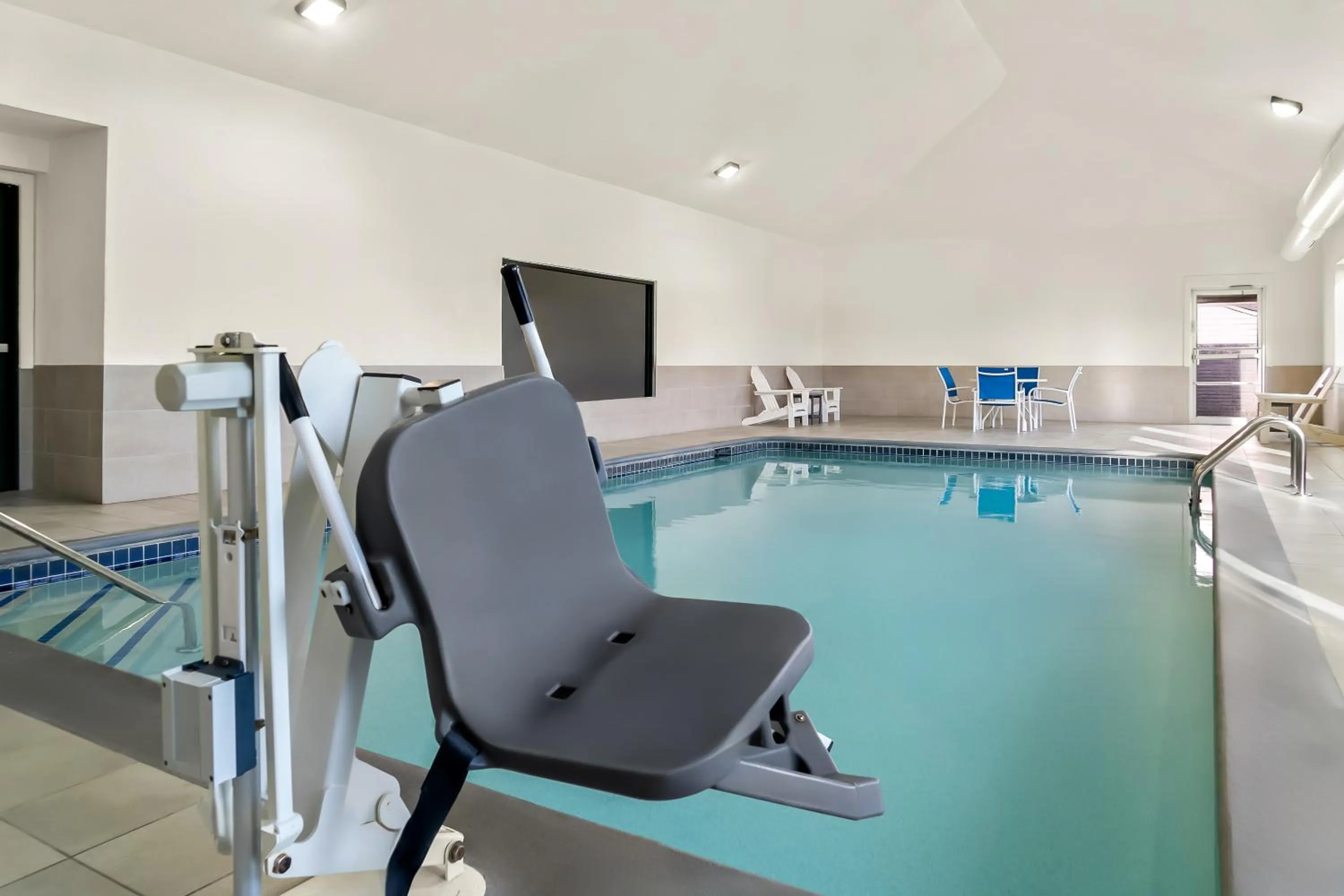 Pool view in Comfort Inn & Suites Taylor - Detroit