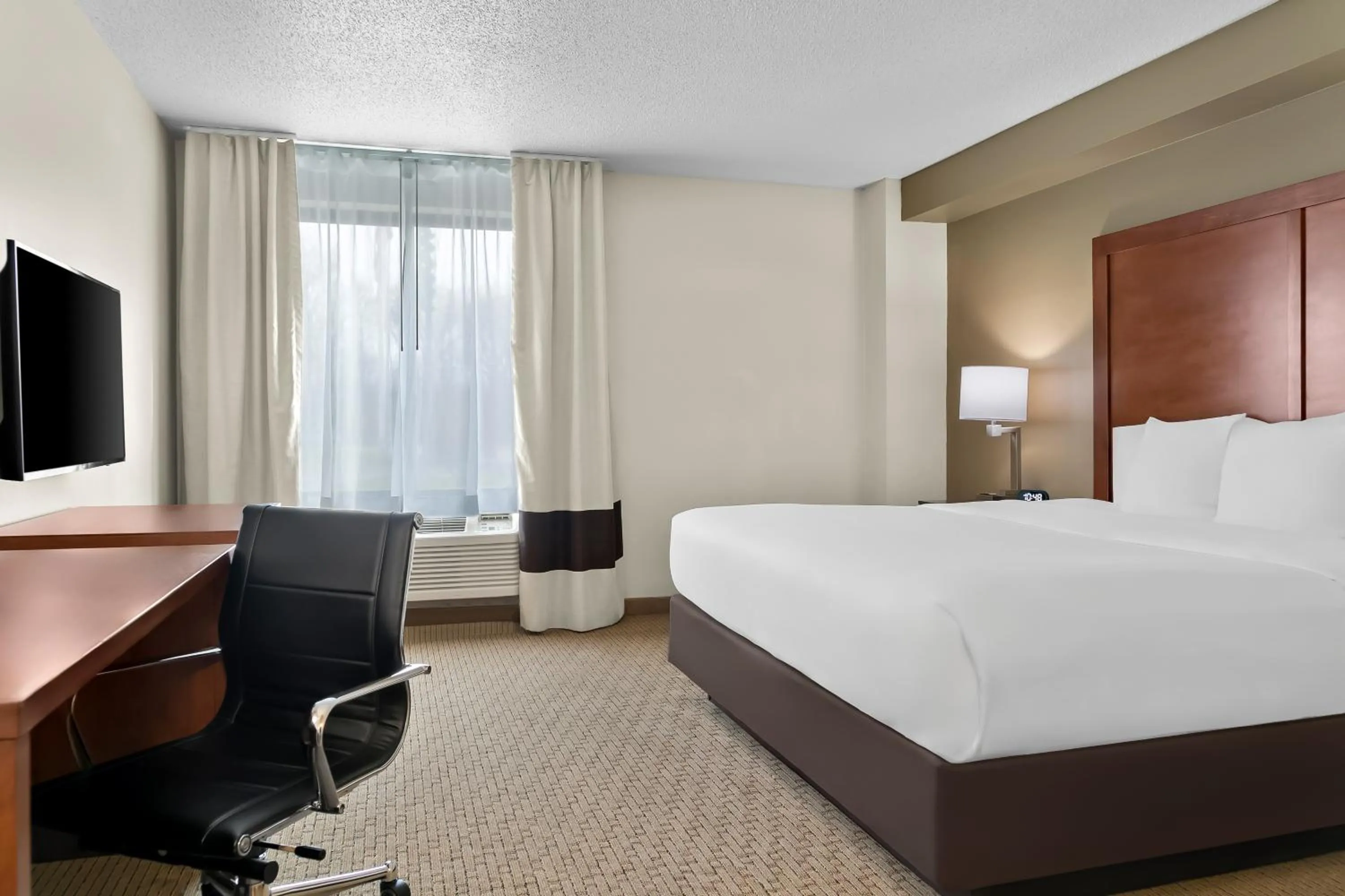 Bed in Comfort Inn & Suites Taylor - Detroit