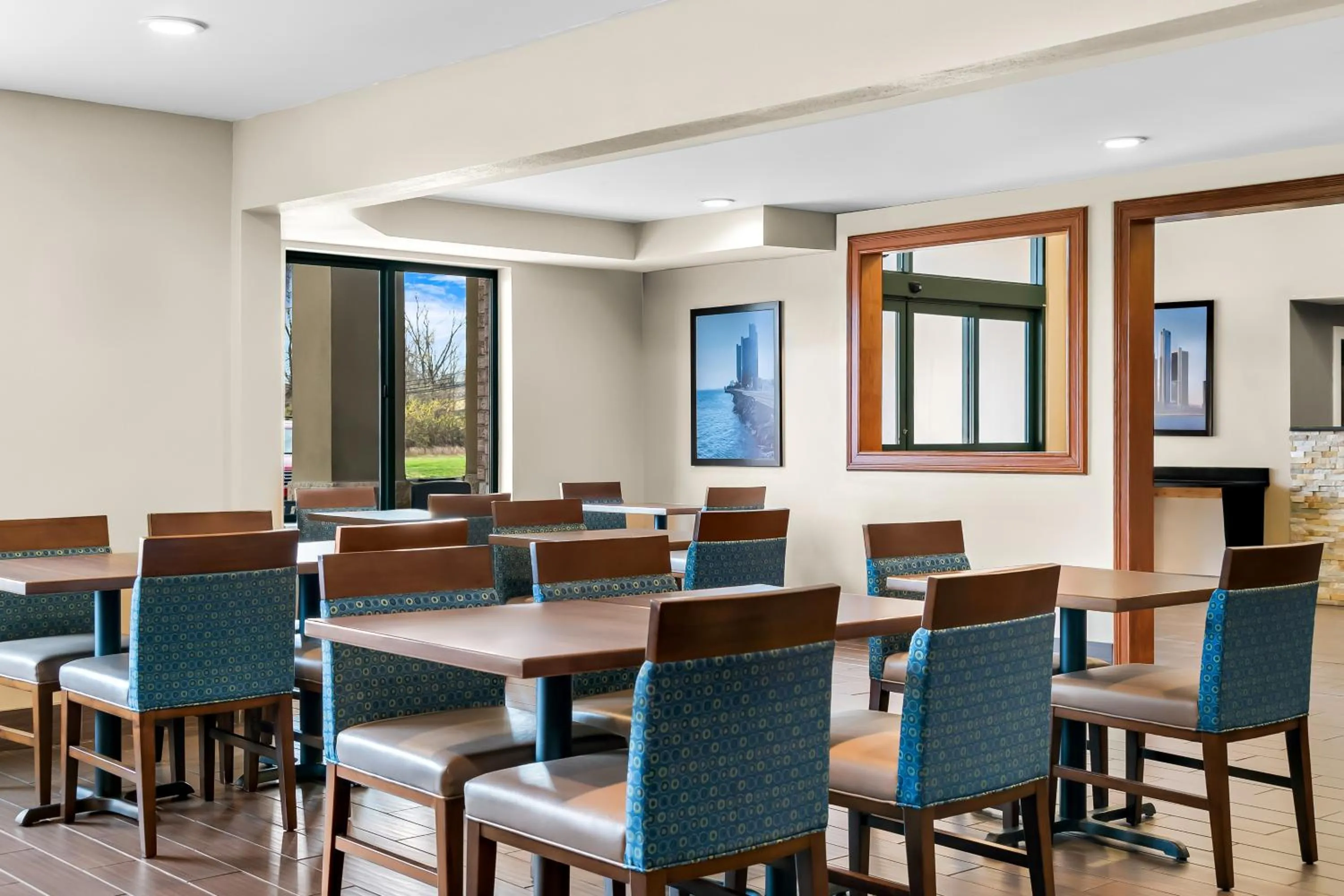 Breakfast in Comfort Inn & Suites Taylor - Detroit