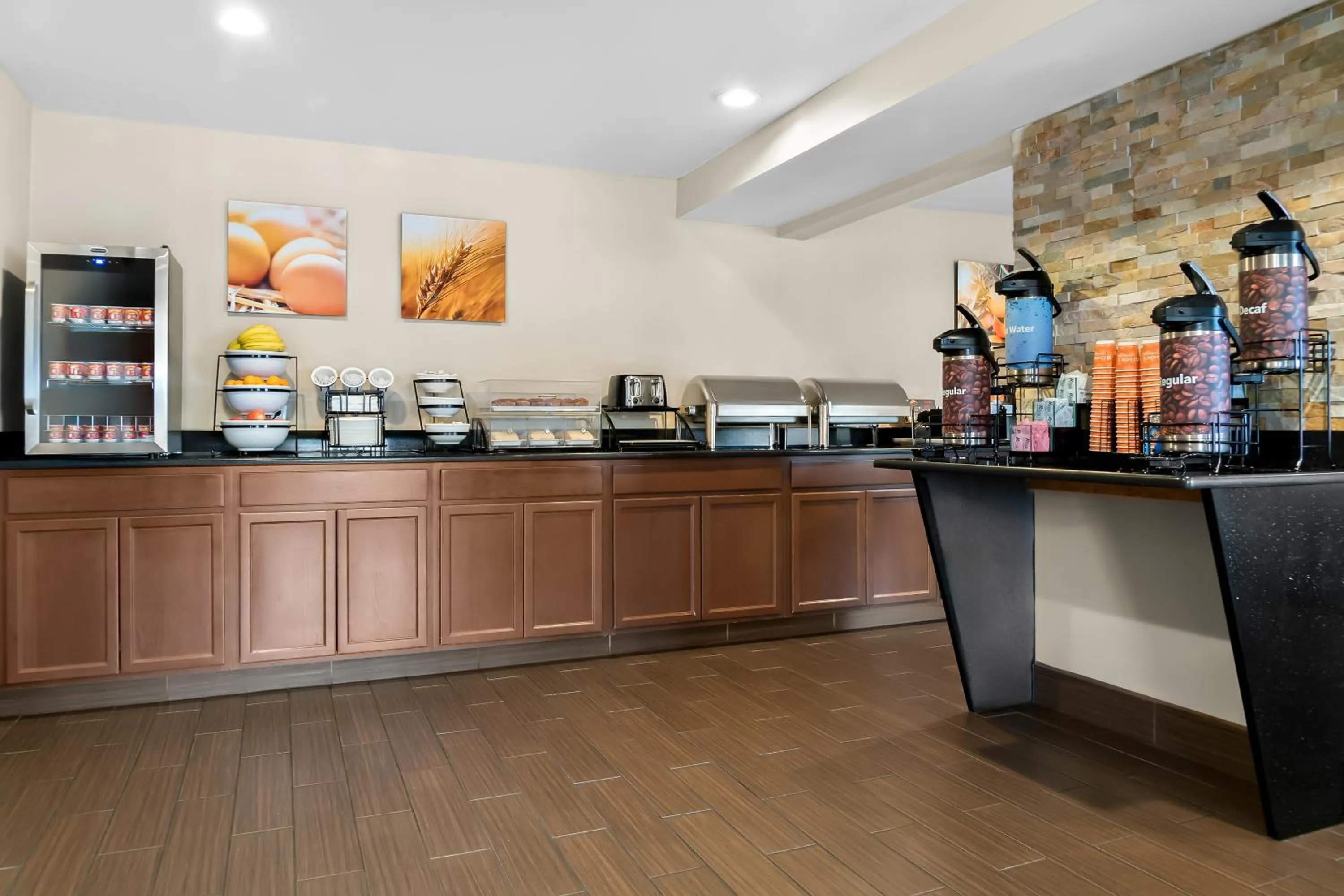 Breakfast in Comfort Inn & Suites Taylor - Detroit