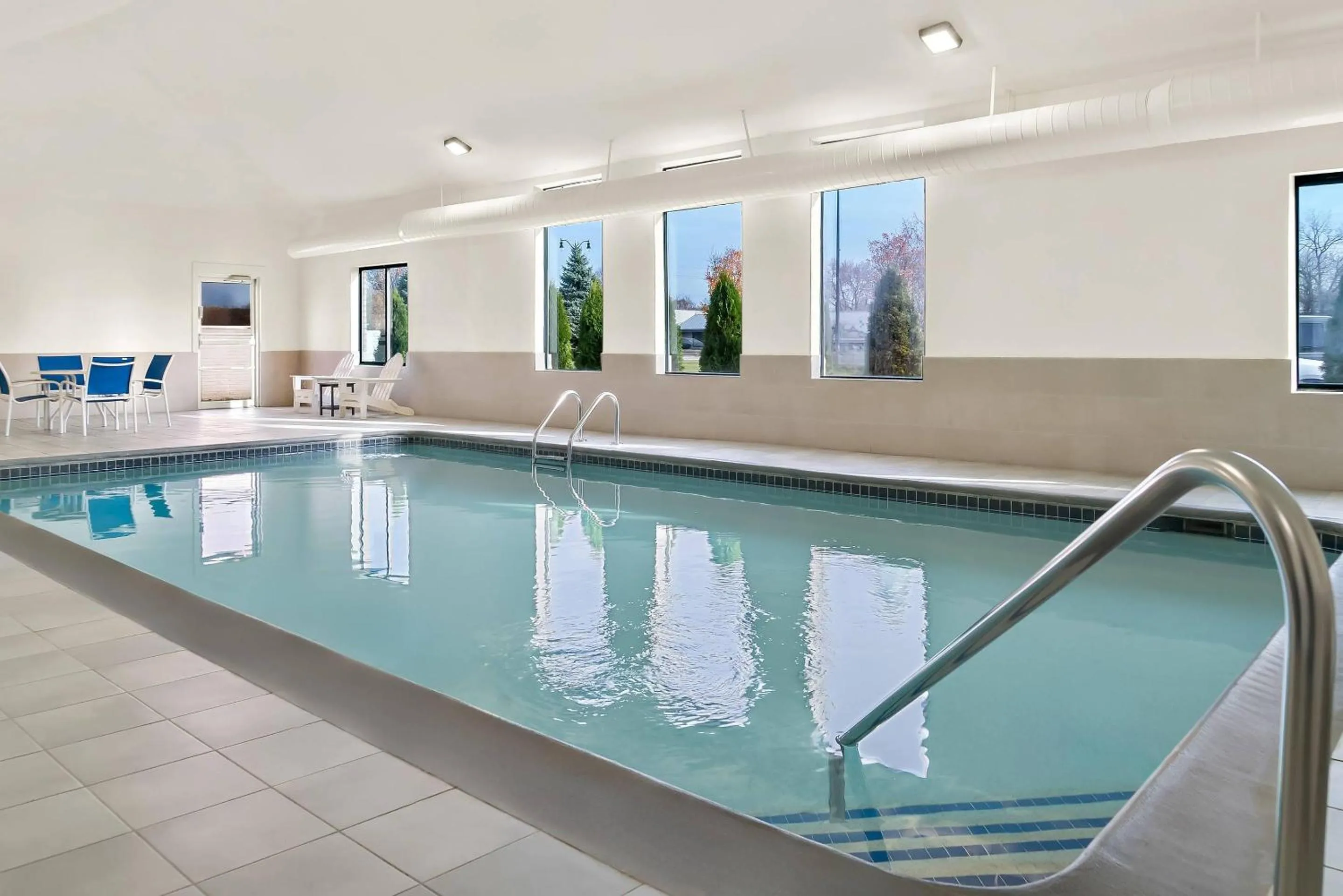 Swimming pool in Comfort Inn & Suites Taylor - Detroit